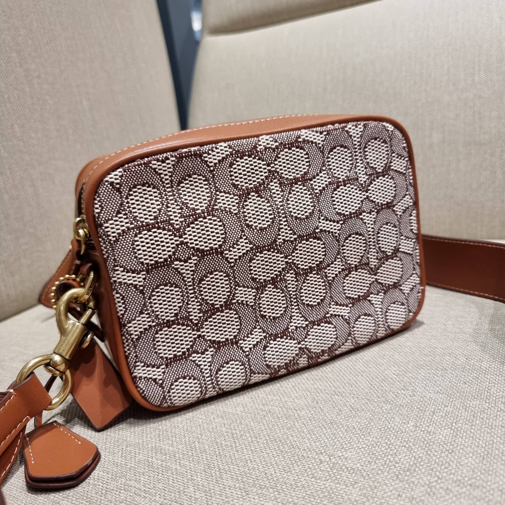 COACH C7764 STUDIO CAMERA BAG 19 IN SIGNATURE TEXTILE JACQUARD WITH CREATURES น้องเล็กใหม่สุดอีกหนึ่ง!! ขนาดเล็กกะทัดรัด มาแบบเลิศๆหรูๆมากแม่ พร้อมเทกเจอร์สุดคิ้วท์!! กระเป๋าสะพายข้างลุคไฮน์ ที่ดีไซน์ออกมาได้ปัง และดูแพงมากๆ ด้วยดีเทลคลาสสิคผสานความเป็นเอ