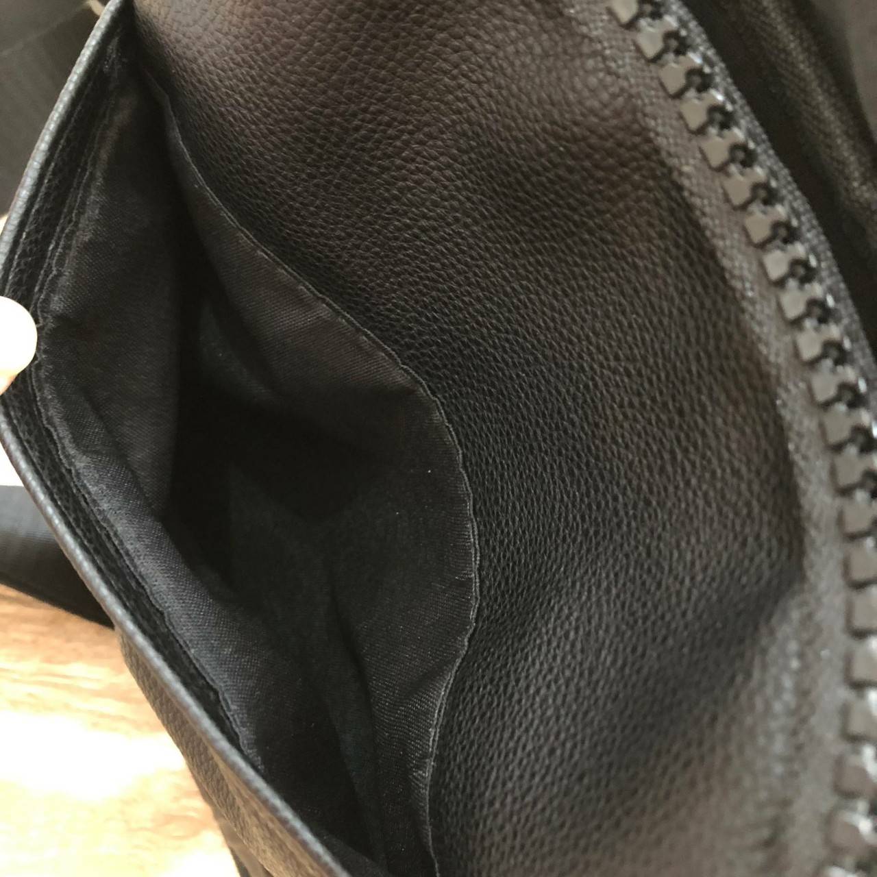 CALVIN KLEIN JEANS CROSSBODY BAG กระเป๋าสะพายจาก Calvin Klein Jeans วัสดุหนังpuคุณภาพดีเนื้อนิ่ม น้ำหนักเบา กันน้ำ ด้านหน้ามีปั้มโลโก้ เปิดปิดด้วยซิปสะดวกใช้ หัวซิปแบรนด์ ด้านหน้ามีช่องโล่งไว้ใส่ของหยิบใช่สะดวก ภายในมีโลโก้เเละช่องโล่ง ใส่กระเป๋าสตางค์ใบย