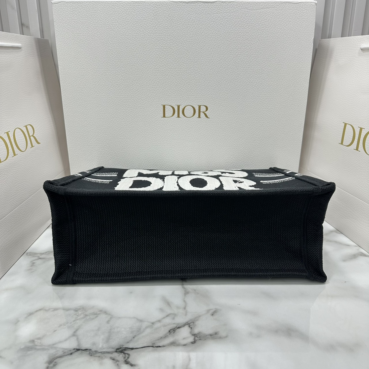 ORI หนังแท้ | Dior BookTote Black Miss Dior Embroidery Tote Bag กระเป๋าทรงโท้ทคอลใหม่ โทนดำคลาสสิก สวยงามและหรูหรา