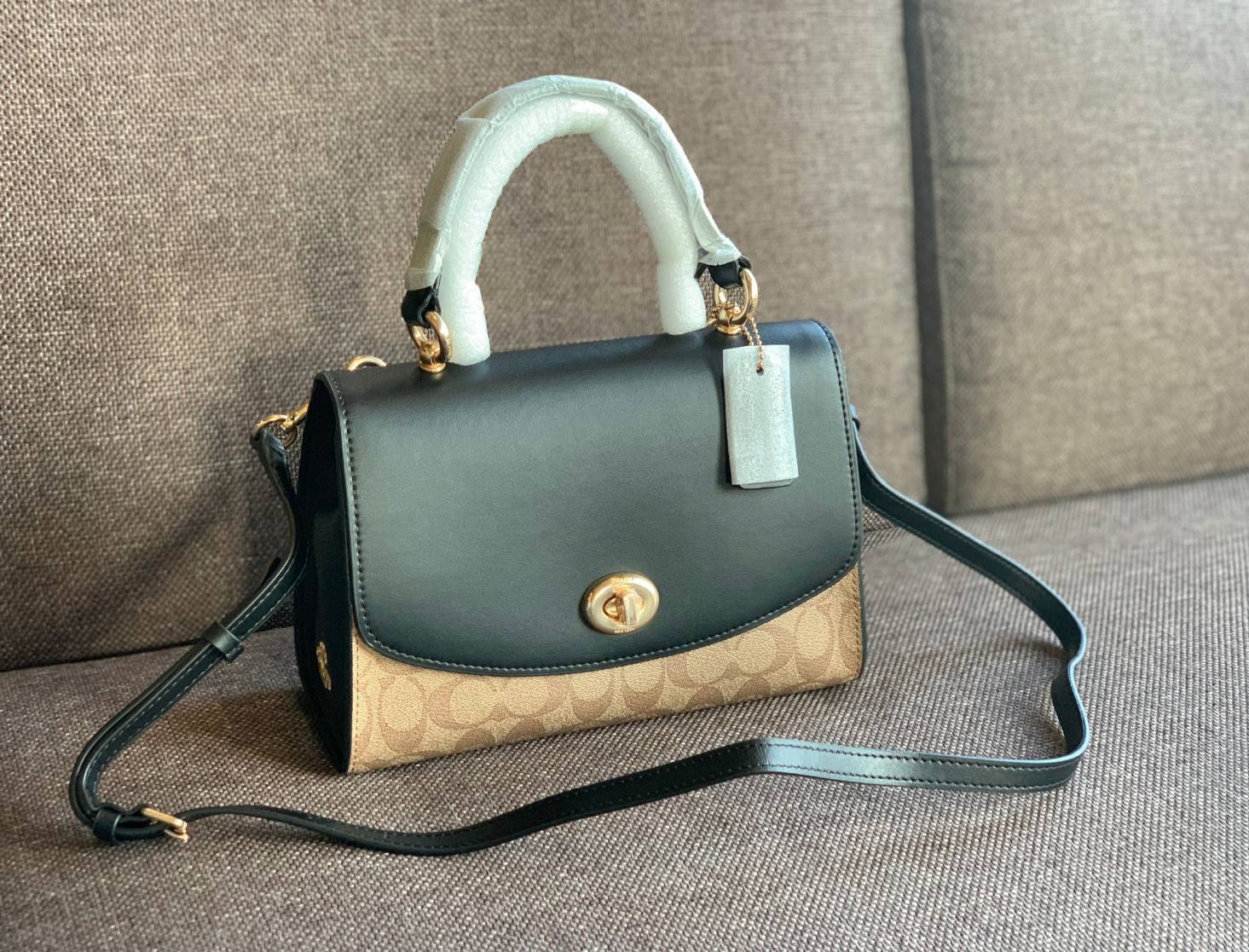 สวย หรู ดูดี รุ่นนี้กัยเลยค่า!! COACH TILLY TOP HANDLE SATCHEL IN SIGNATURE ((76620)) พร้อมส่งความสวย ห้ามพลาดค่ะ! กระเป๋าหิ้ว//คล้องมือ//สะพายข้างได้ ทรงสวย หนังแท้เรียบ+ลายCได้สวยงามค่ะ เปิดปิดกระเป๋าแบบหมุนล็อค ภายในมีช่องหลักใส่ของ2ช่อง สามารถใส่กระเป