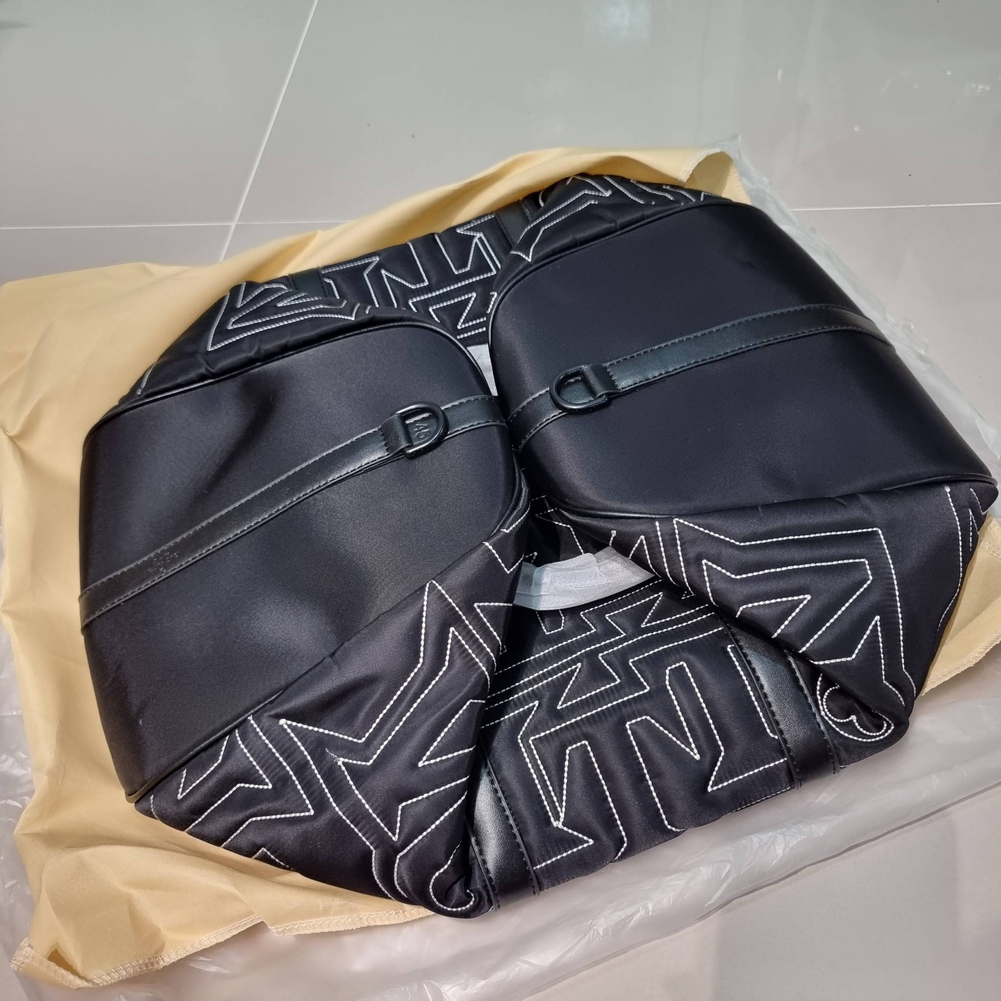 LV KEEPALL 50B SNOW BAG กระเป๋าเดินทางสุดคลาสสิค ประจำฤดูกาล Winter 2022 สไตล์สปอร์ต ทึ่ใครๆก็เฝ้ารอ ไอเท็มที่จะทำให้การเดินทางไม่ธรรมดาอีกต่อไป ด้วยดีเทลความเป็นเอกลักษณ์ เรียบแต่หรู ดีไซน์ลายปักความเป็นเอกลักษณ์ผสาน ลวดลายโมโนแกรมฟลาวเวอร์ ลงบนผ้าไนลอนร