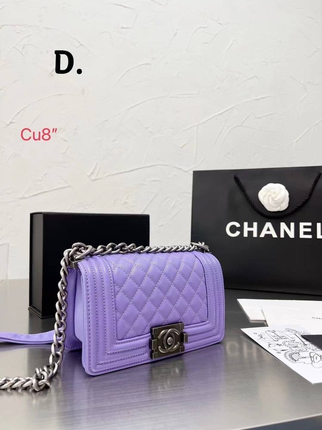 CHANEL BOY 8" กระเป๋าสะพายทรงคลาสสิค มีงานหนังเรียบ และหนังคาเวียร์ อะไหล่เงิน/ทอง ตามรูป สวยหรูมาแต่ไกล สามารถสะพายออกงานได้หลายโอกาส สวยงามไม่ผิดหวังค่ะ