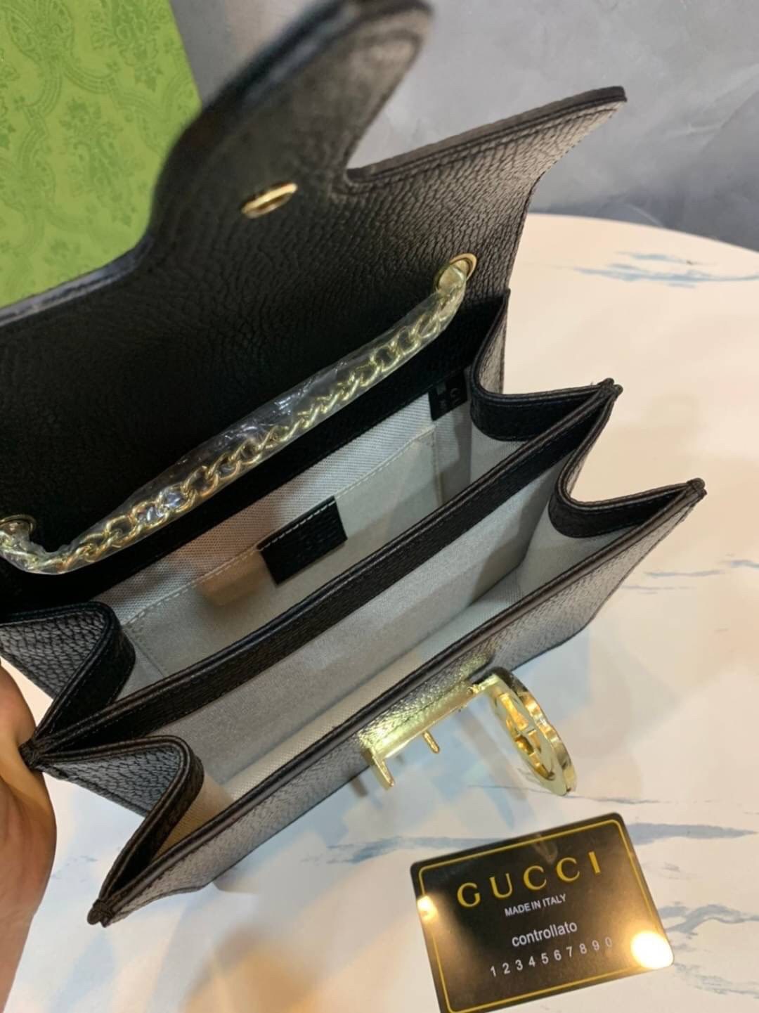 VIP GIFT 】หนังแท้ GUCCI Interlocking G Shoulder Bag กระเป๋าสะพายไหล่/ข้าง ดีไซน์ได้อย่างมีสไตล์ ดูมีสเน่ห์ด้วยโทนสีดำสุดคลาสสิก ใบนี้แมทช์ได้กับทุกลุค เท่ๆ casual หรูหรา มีช่องแบ่งสัดส่วนสวยงาม สาวๆขี้เบื่อขอแนะนำใบนี้เลยจ้า ลูกเล่นเยอะมาก เปลี่ยนสไตล์ได้