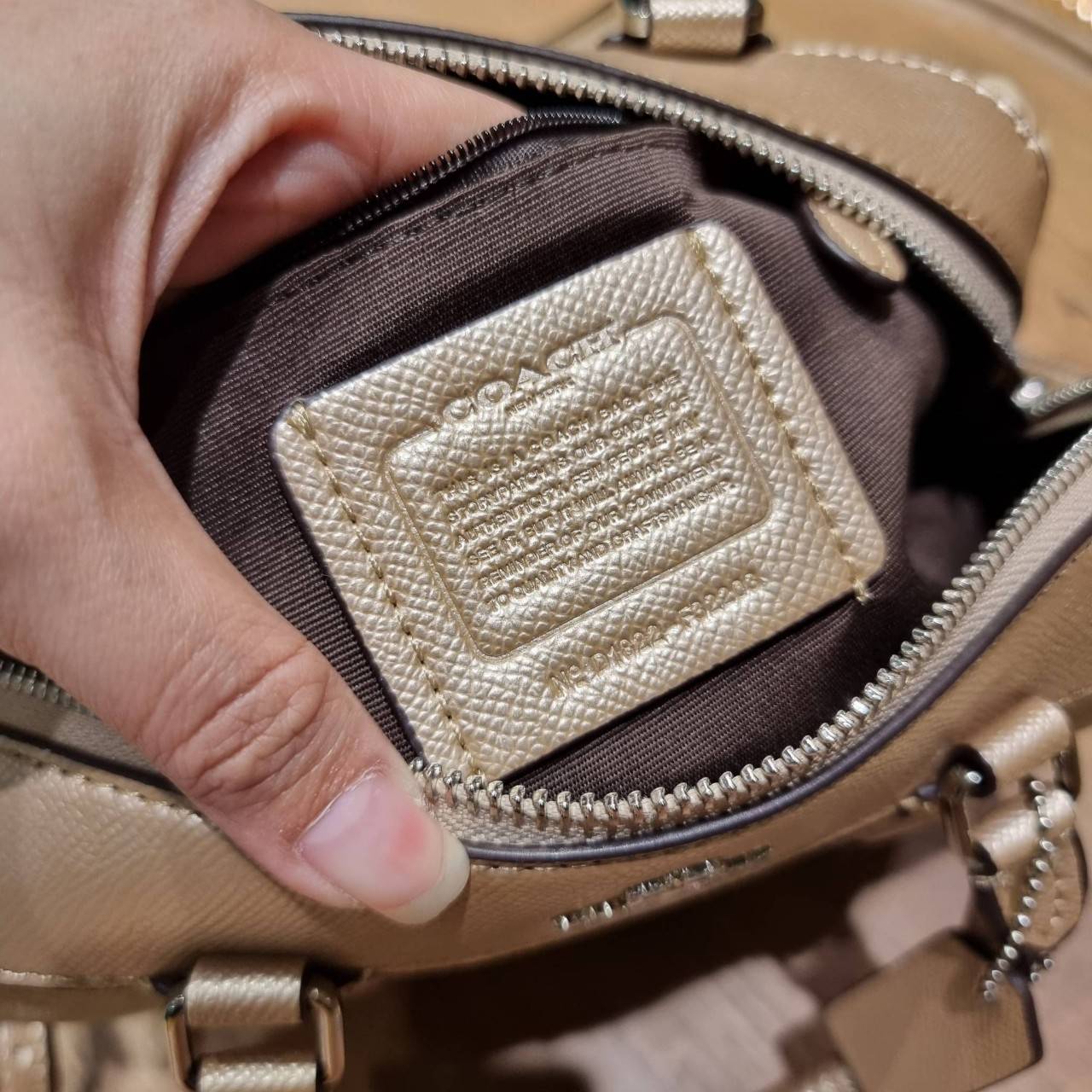 COACH F32203 MINI BENNETT SATCHEL IN SIGNATURE CANVAS กลับมาอีกครั้ง!! กับกระเป๋าทรงหมอนยอดฮิต 🥳 มีกี่สีก็ขายหมด วัสดุหนังแคนวาสเคลือบลาย ทรงสวยใช้งานได้ทุกโอกาส ภายในโล่งกว้างใส่ของได้เยอะ มีหูจับในตัว และสายสะพาย crossbody ปรับได้ตามตัว ใบนี้ไม่