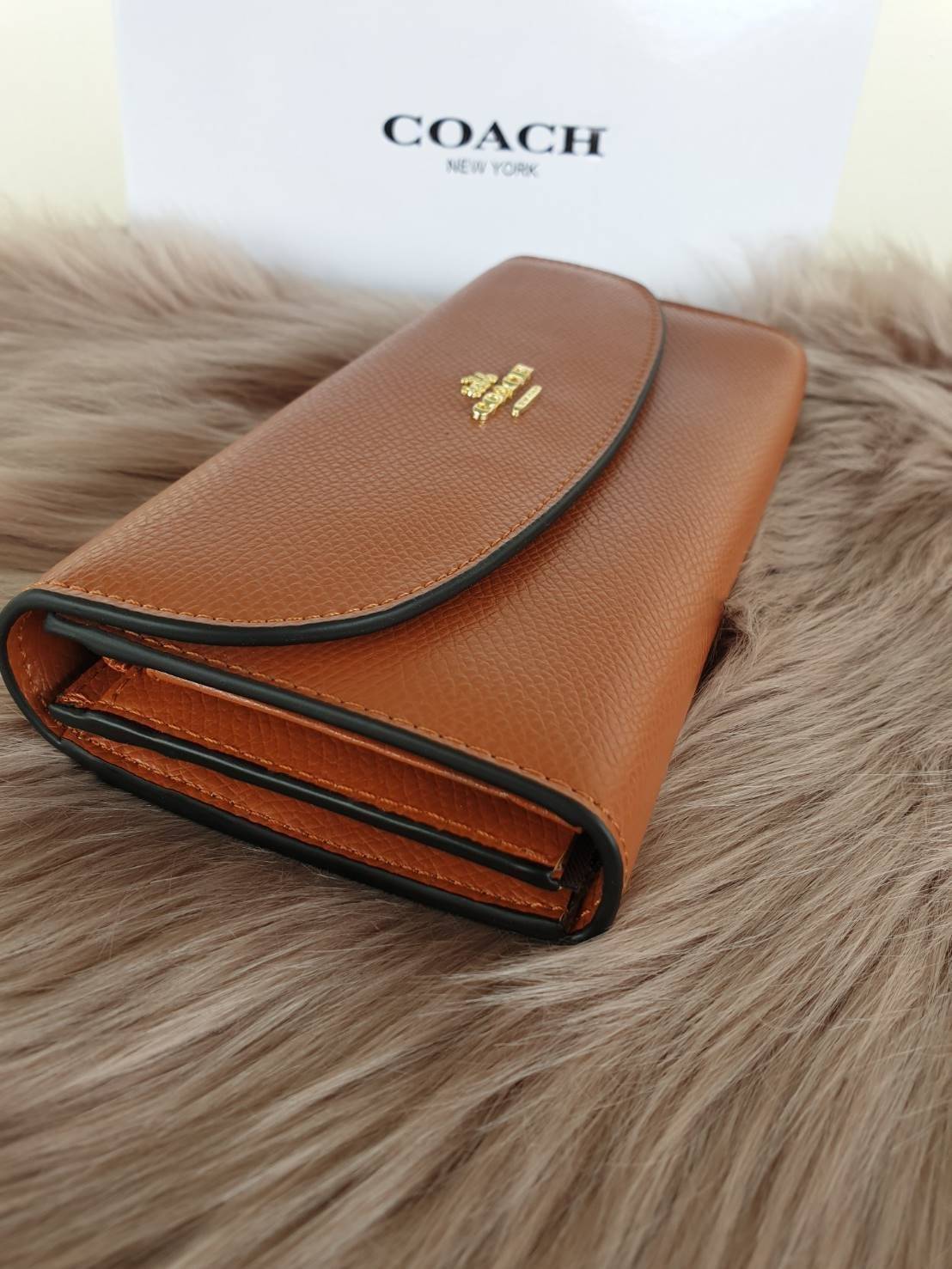 Coach long wallet กระเป๋าสตางค์ใบยาว วัสดุ pu. อะไหล่รมดำ เปิดปิดแบบฝาปิดกระดุม ภายในมีช่องใส่บัตร, ธนบัตร และช่องซิปใส่เหรียญ ด้านหลังมีอีก 1 ช่องค่ะ