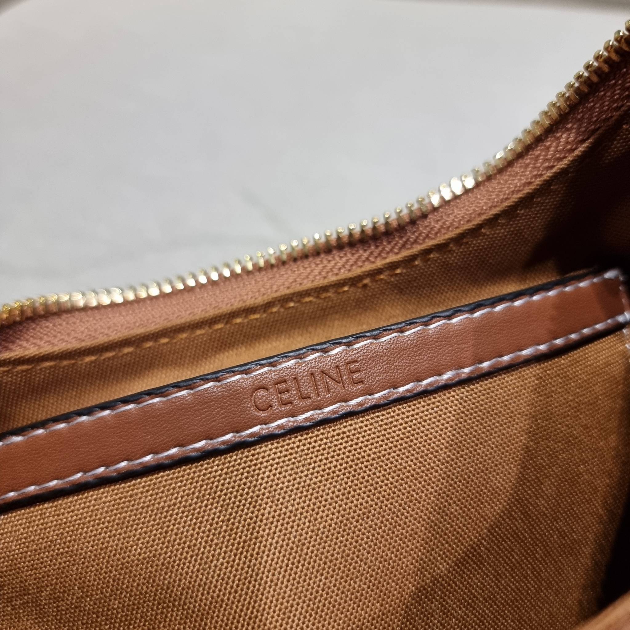 VIP 🥂 CELINE AVA IN TRIOMPHE CANVAS WITH TRIOMPHE HEART EMBROIDERY สวยเกินต้านรุ่นสุดปัง ที่ดีไซน์ออกมาใหม่ พร้อมให้ได้สวยก่อนใครไปเลย กับกระเป๋าสะพายไหล่ รูปทรงไม่เหมือนใครไม่เกร่อ ใช้แล้วดูแพง!! และที่น่ารักแบบตะโกนก็ตรงที่ โลโก้ลายปัก ดีเทลเดิน