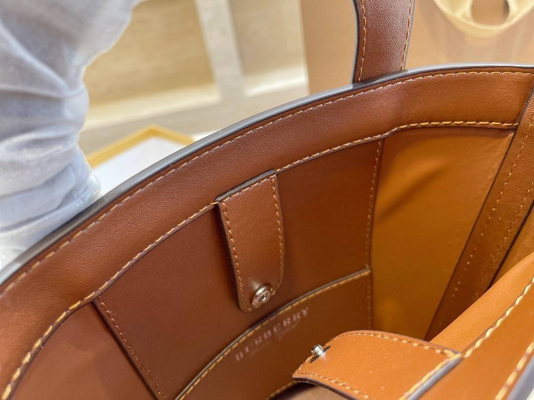 BURBERRY MINI CANVAS CROSSBODY BAG *งานหรูมาก 👑👑 สินค้าพรีเมียมกิ้ฟท์เคาเตอร์น้ำหอมต่างประเทศ กระเป๋าทรง CROSSBODY ใบขนาดกำลังดี *ผ้าแคนวาสคาดหนังวัวแท้ อะไหล่ทอง ปักโลโก้แบรนด์ด้านหน้า ด้านในเปิดปิดด้วยกระดุมคาด สามารถใส่กระเป๋าสตางค์สั้น