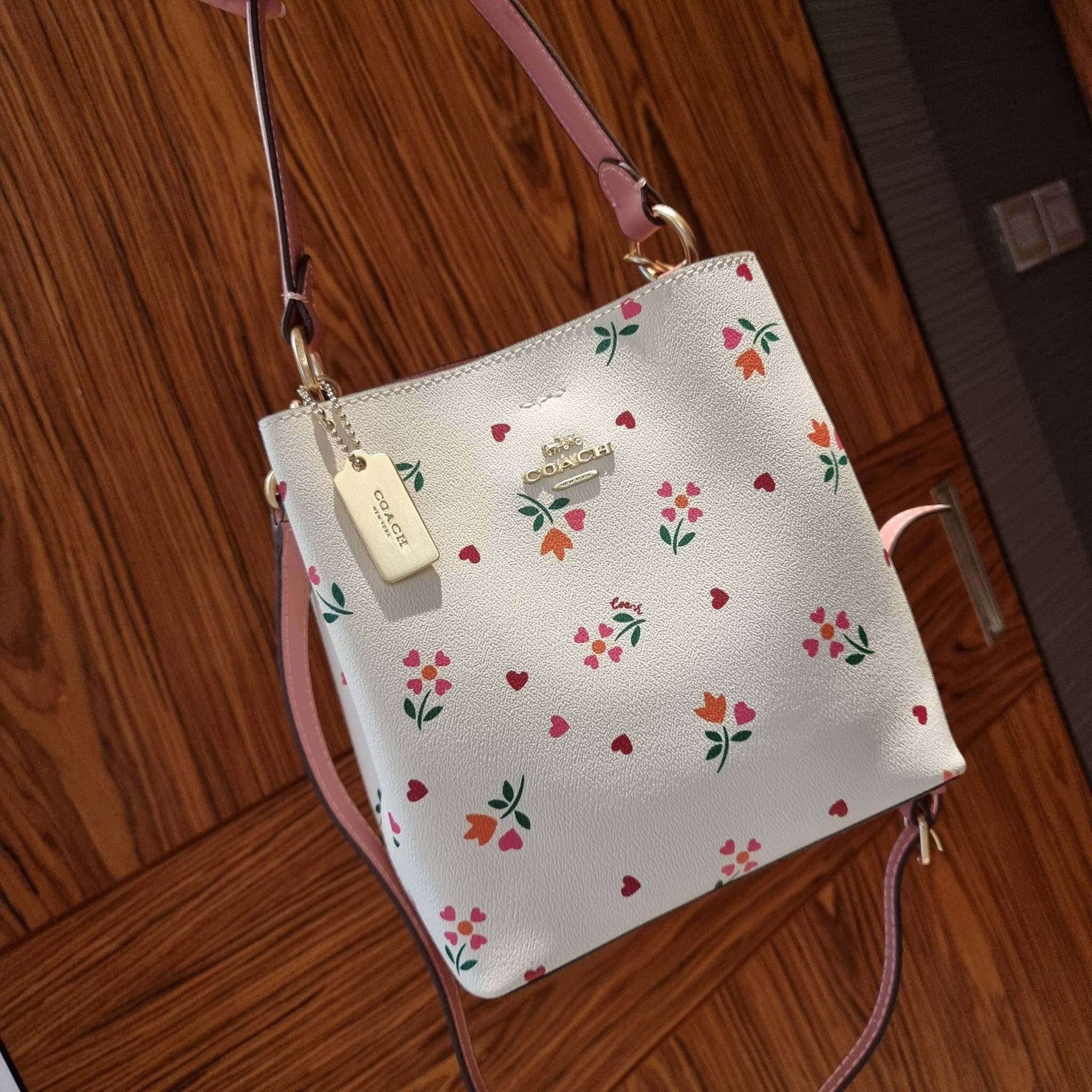 COACH C7976 SMALL TOWN BUCKET BAG WITH HEART PETAL PRINT 💕💜💕💝 คอลเลคชั่นใหม่ล่าสุด ที่พร้อมให้สาวๆได้สวยในเทศกาลแห่งความรัก กระเป๋าทรงบัคเก็ตไซส์เล็ก ดีไซน์ลวดลายสุดคิ้วท์ ช่อดอกไม้หัวใจ เห็นแล้วต้องปิ๊ง!! วัสดุหนัง pepble 