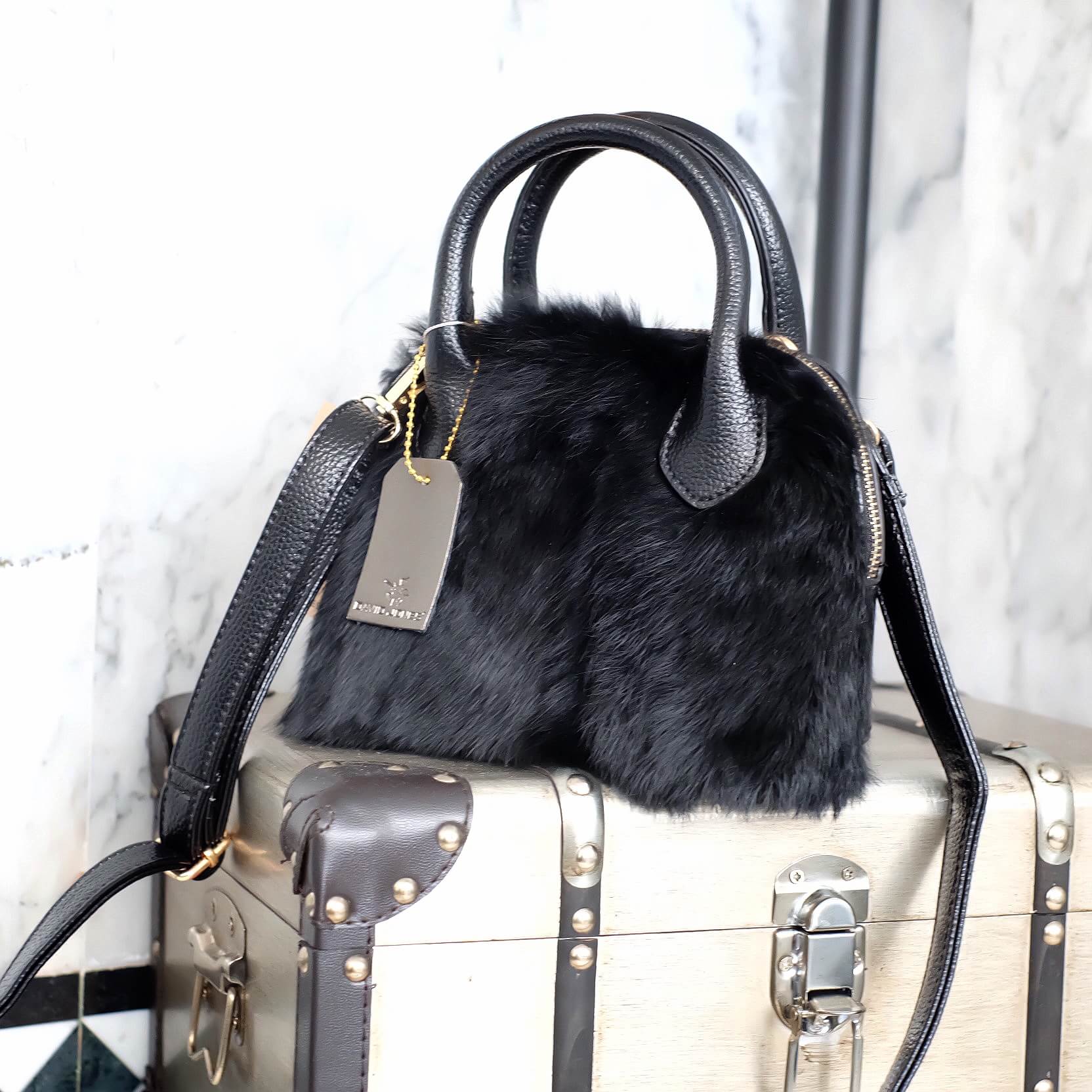 รุ่นมาใหม่ จากแบรนด์ David jones 👑กระเป๋าขน Fur นิ่ม สวย หรู เวอร์วัง อีกแล้วค่า กระเป๋า ถือ//สะพายข้าง หนังสวยๆ ขน FUR ฟรุ้งฟริ้ง น่ารักมาก ตัวกระเป๋าเป็นหนังหนัง ด้านหน้าติดด้วยขน fure อย่างดี เนื้อนิ่มหนา อยู่ทรง มีซิปปิดปากกระเป๋าอย่างดีใบนี้บ