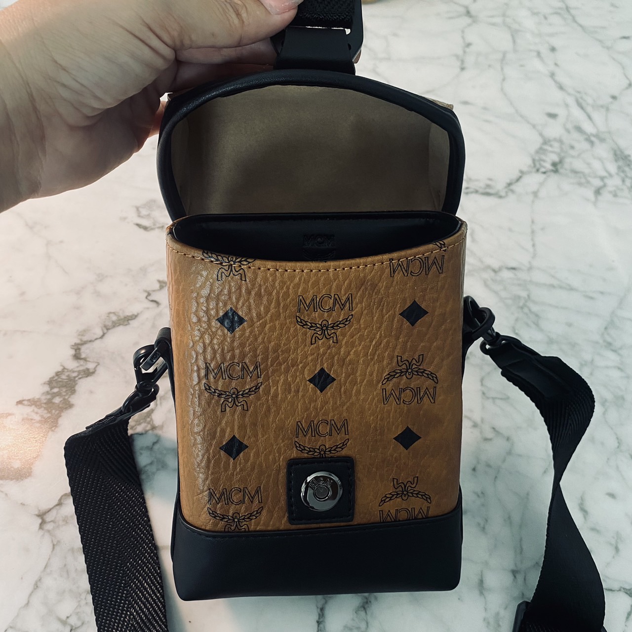 M.C.M Small Aren N/S Crossbody in Visetos Cognac คอลใหม่เอาใจหนุ่มๆ สั่งก่อนหล่อก่อนน้าา!! กับกระเป๋าสะพายข้างสุดชิค ที่ดูดีมีเสน่ห์มากๆ เห็นแล้วก็ต้องหลงแน่นอน