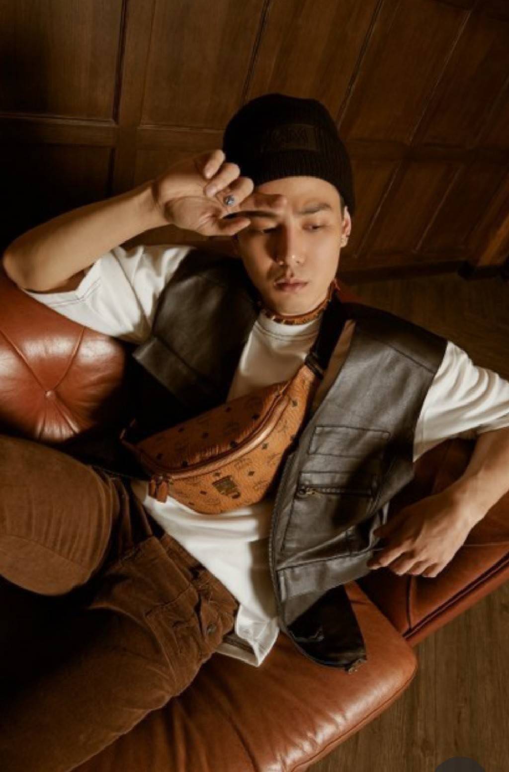 M.C.M FURSTEN BELT BAG IN VISETOS กระเป๋าคาดอกยอดฮิต หนุ่มๆสาวๆใช้ได้ไม่มีเบื่อ รุ่นขายดี ลายวิเซโต้เอกลักษณ์ ทั้งสปอร์ตและดูหรูในตัว ใช้งานง่าย ได้ทุกลุค วัสดุหนังแคนวาสคุณภาพดี มีช่องซิปหลัก และซิปด้านหลังกระเป๋า ภายในเป็นช่องโล่งบุผ้าซับอย่างดี รุ่น un