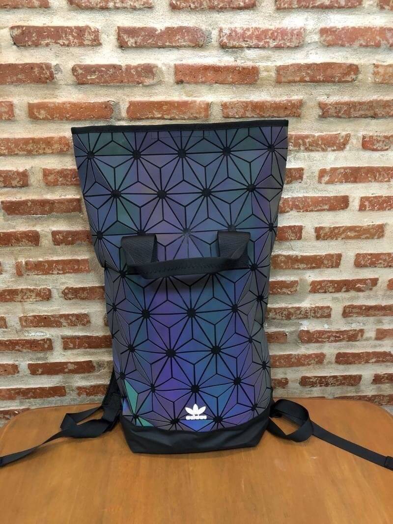 Adidas 3D Roll Top Backpack กระเป๋าเป้ Unisex ดีไซน์สุดฮิตสไตล์ ISSEY MIYAKE ใช้ได้ทั้งชายและหญิง เปิดปิดแบบ Roll Top ด้านหน้ามีโลโก้ ด้านหลังมี1ช่องซิป หัวซิปตีแบรนด์2ฝั่งตามคอลเลคชั่นY2018สวยดูดีใบใหญ่กำลังดีน้ำหนักเบา ภายในกว้างและจุ มีโลโก้ ช่องซิปช่อ