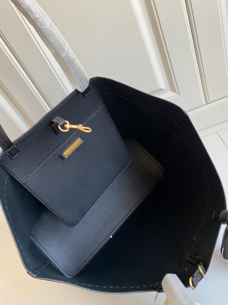 ของแท้ 💯% TORY BURCH MCGRAW LEATHER TOTE BAG กระเป๋าสะพายไหล่ทรงช้อปปิ้งใบใหญ่ สีดำสุดคลาสิค ตัวกระเป๋า วัสดุหนังแท้ ด้านหน้าปั้มทองโลโก้แบรนด์ ภายในช่องหลัก โล่งกว้าง มีช่องใส่ของย่อยอีกช่อง ใส่สมุดโน้ต ไอแพด หรือเสื้อผ้าสัก2-3ชุดได้สบายค่ะ