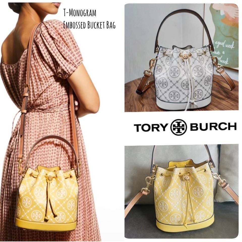 Medium : Tory Burch T Monogram Embossed Bucket Bag กระเป๋าถือหรือสะพายไหล่ ประดับด้วยลวดลายอันเป็นสัญลักษณ์ของแบรนด์ ถูกประดิษขึ้นด้วยความพิถีพิถันวัสดุหนังอย่างดี ด้านในบุด้วยหนังไมโครซูแอคเนื้อนุ่มทำความสะอาดง่าย กระเป๋าผ่าหลังด้านนอก1ช่อง ด้านใน 1ช่อง 
