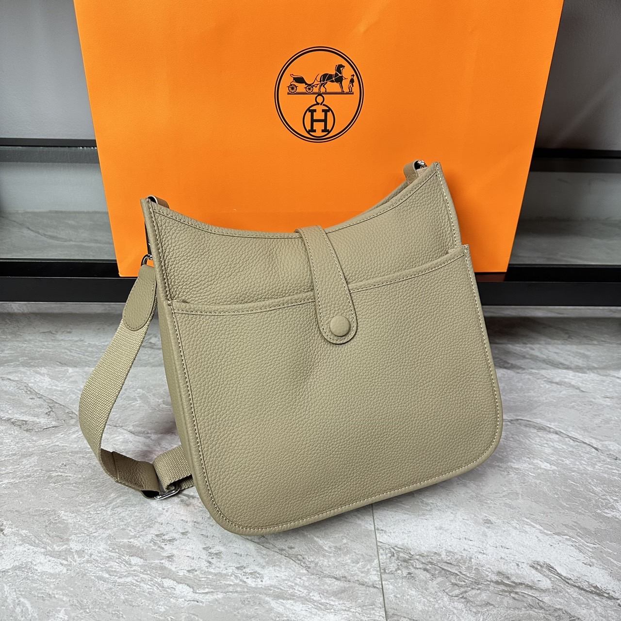 HERMES Evelyne PM Bag The Perfect Crossbody Bag 29cm กระเป๋าทรงโท้ทแบรนด์หรู เอกลักษณ์ของความสง่างาม เกรดออริ สลับแท้ 1:1 ใช้งานต่างประเทศได้