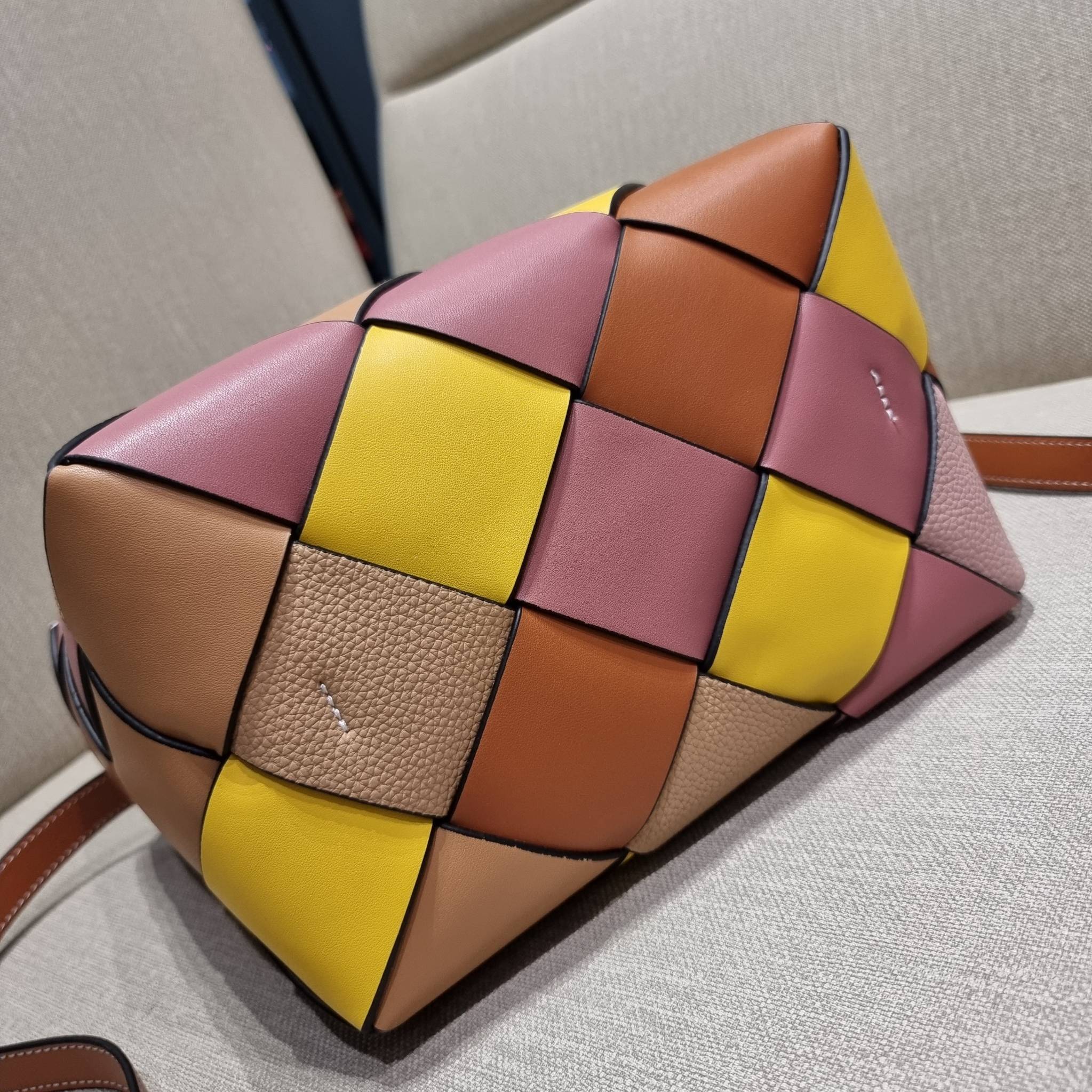 LOEWE SURPLUS LEATHER WOVEN BASKET BAG IN CLASSIC CALFSKIN ใหม่ล่าสุดและสวยที่สุด กระเป๋าสะพานที่ถักทอด้วยความปราณีต โดดเด่นด้วยสีที่จับมาคอนทราสได้ลงตัว ใบใหญ่จุได้แบบเน้นๆ วัสดุหนังวัวแท้เต็มใบ หรูเลิศ ปากกระเป๋ามีสายหนังสำหรับผูกรวบปากกระเป๋า ภายในโล่ง