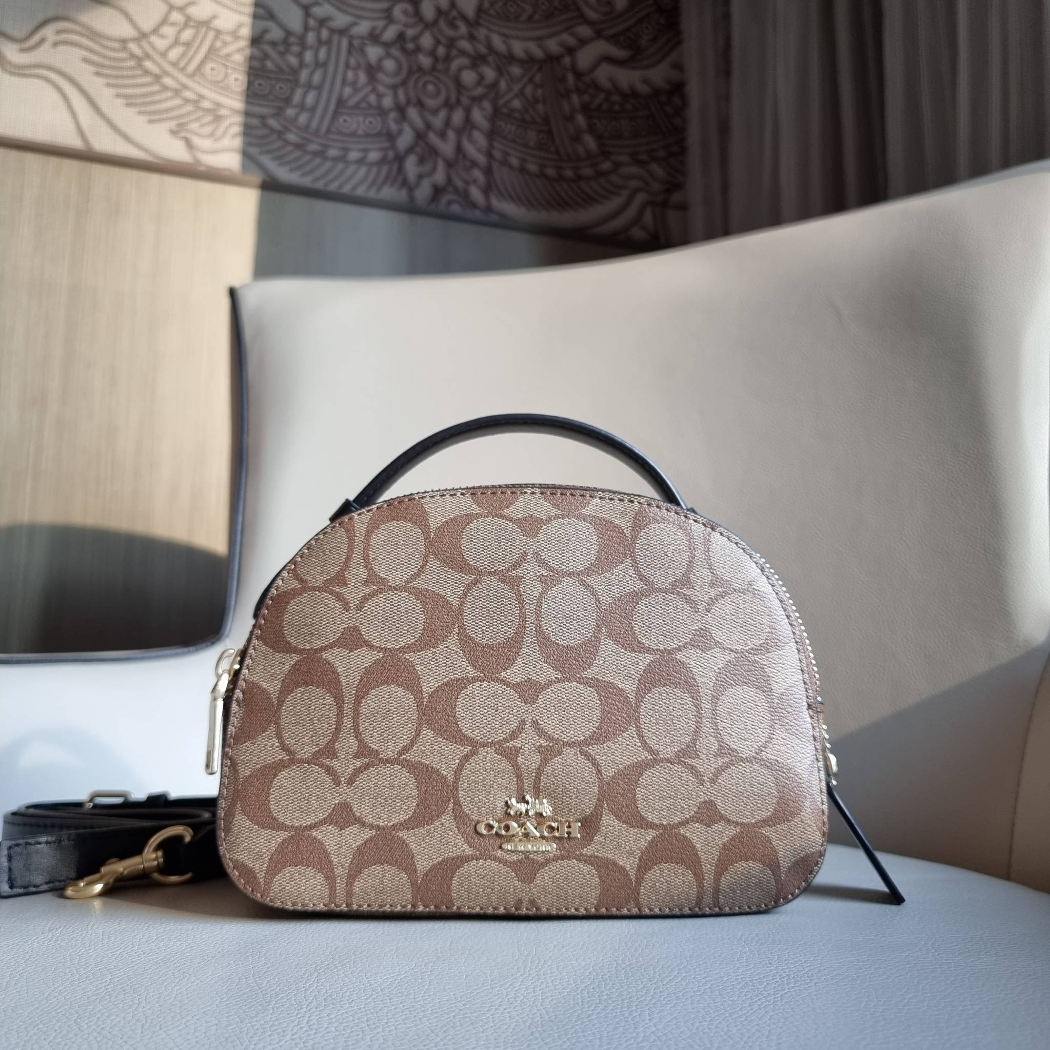 OUTLET 】COACH 1591 SERENA SATCHEL IN SIGNATURE CANVAS กระเป๋าสะพายคอลเลคชั่นยอดฮิต ดีไซน์ลุคผู้ดี ต้องยกให้น้องใบนี้เลย!! จัดสีขายดี สีลุคคุณหนูมาให้ สวยตาแตก!! วัสดุหนังแคนวาส เปิด-ปิดด้วยซิป 2 ช่องหลัก ภายในเป็นช่องโล่ง เก็บของได้แบบสบายๆ ใส่มือถือได้ทุ