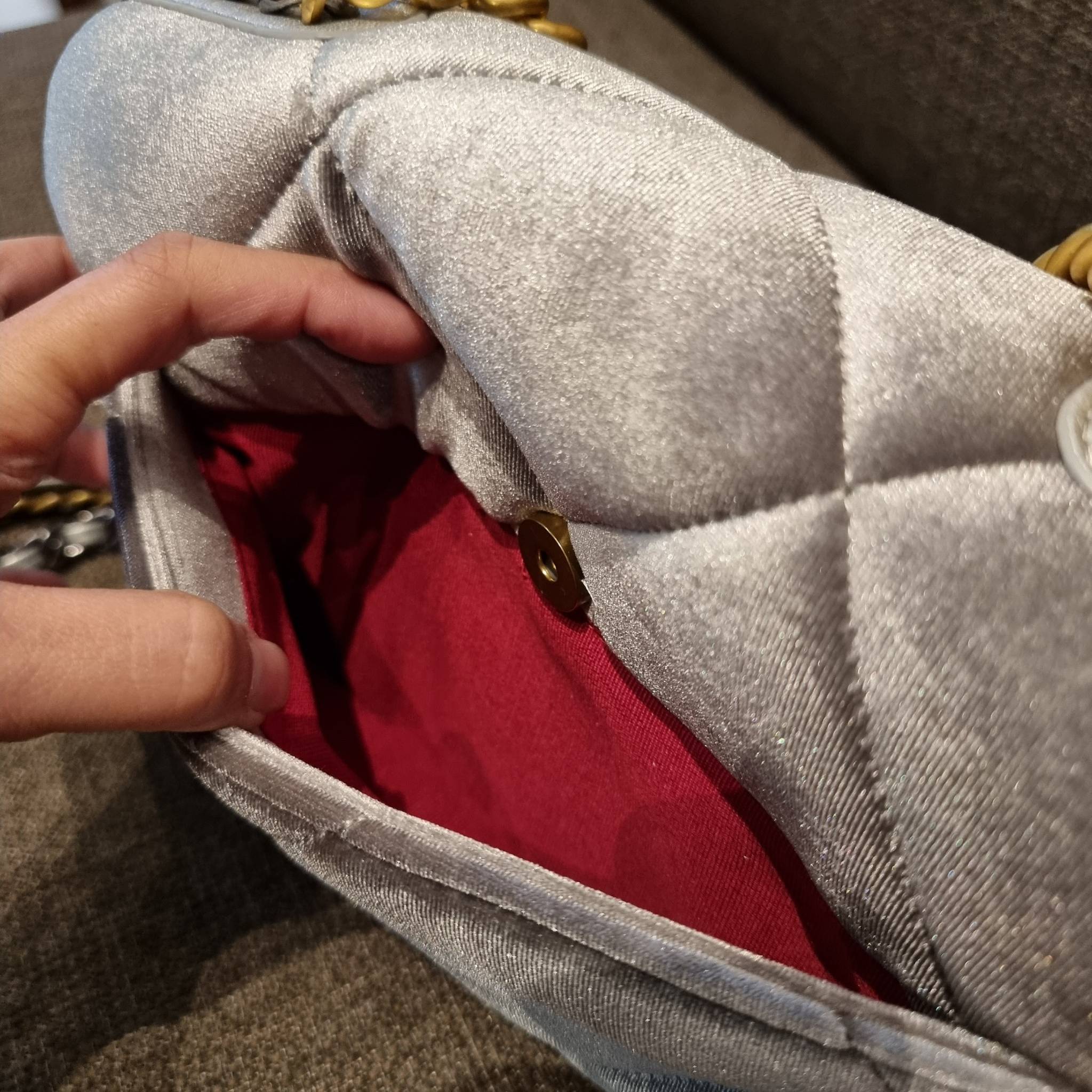 ไม่มองไม่เหลียวไม่ได้แล้ว!! ความหรูที่โดดเด่นจากผ้ากำมะหยี่ สร้างดีเทลผู้ดี ลูกคุณมากๆ Chanel vip boutique กระเป๋าสะพายจาก duty free ในราคาสุดประหยัด!! ดีไซน์เลิศ ตกแต่งด้วยโซ่ทูโทน ลงตัวแบบไม่มีที่ติ เปิด-ปิดด้วยตัวบิดล็อค ภายในโล่งกว้าง ใส่กระเป๋าสตางค์