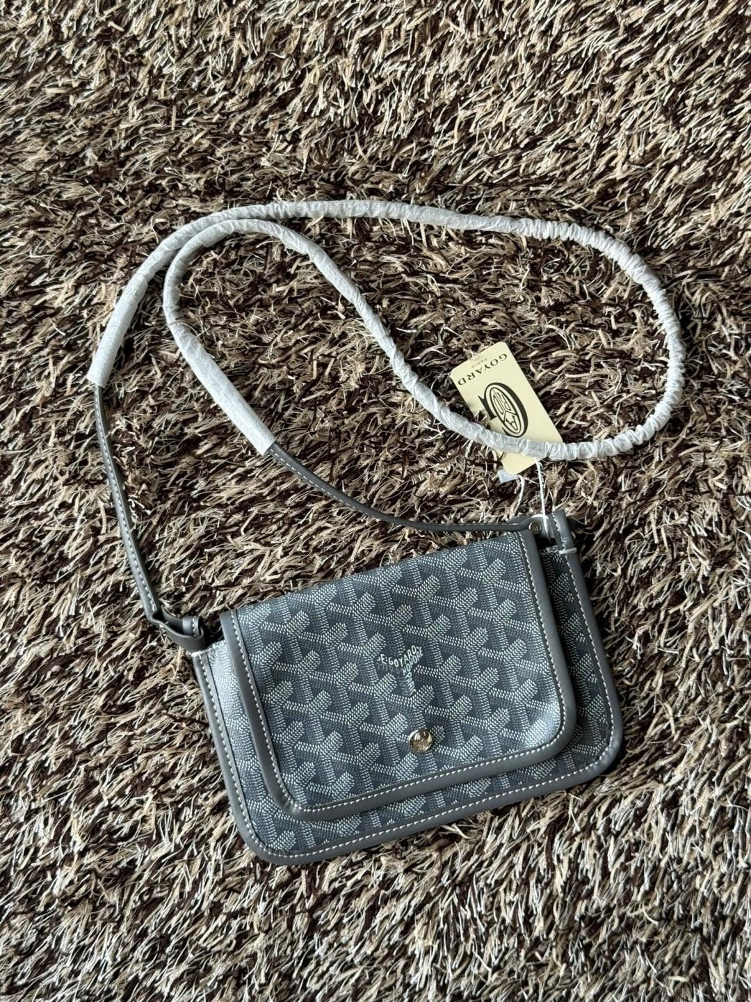 Goyard Plumet Rocket Wallet กระเป๋าสะพายใบเล็กกะทัดรัด ดีไซน์กระเป๋าสตางค์ มีช่องเพียงพอสำหรับใส่ธนบัตร เงินสด เอกสารต่าง ๆ