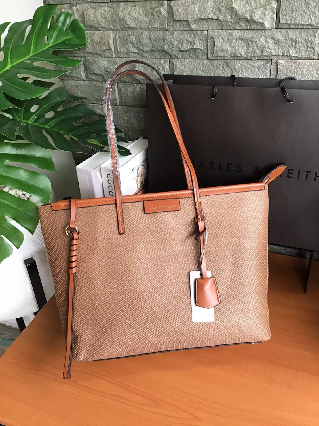 Charles & Keith Black Textured Tote Bag ฮอตฮิตตลอดกาลสำหรับรุ่นนี้ รุ่นยอดนิยม!! มากี่รอบกี่รอบก็ขายดี ใครไม่มีรุ่นนี้ติดตู้ไว้ถือว่าเชยมาก(!!) กระเป๋าสะพายทรง Shopping bag ใบใหญ่จุของได้ใจ น้ำหนักเบา โดดเด่นด้วย Textured วัสดุสานรอบใบ ตัดขอบหนัง สวยอยู่ท