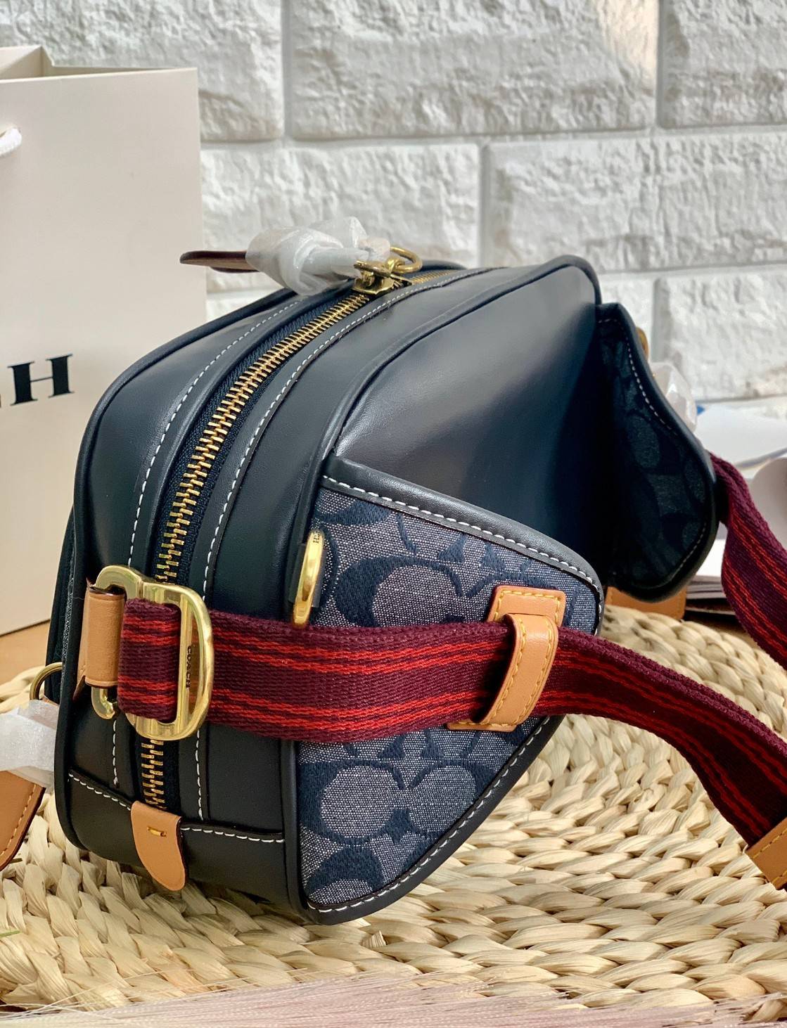 COACH BELT BAG IN SIGNATURE CHAMBRAY (3685) ❤️ใช้ได้ทั้งชาย//หญิงค่ะ กระเป๋าคาดอก วัสดุผ้าแคนวาส+หนังแท้ค่ะ ด้านหน้ามีช่องซิปขนาดกลาง ใส่มือถือได้ค่ะ ช่องซิปหลักเปิดปิดแบบซิปคู่ ภายในกว้าง ใส่ของจำเป็นได้ครบเลยนะคะ มีช่องซิปสำหรับใส่ของจุกจิกให้อีก