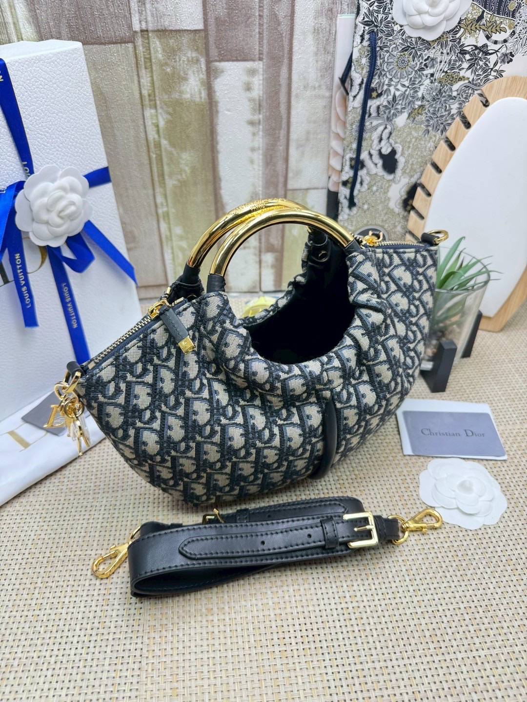 ORI หนังแท้ | DIOR Walk in Dior Purse Blue Oblique Jacquard / diorclutch กระเป๋าสะพายทรงคลัชสุดลัคชู หรูหราเกินเรื่อง ดีไซน์ใหม่มาแรงมาก! โดดเด่นด้วยหูจับทรงโค้งสีทอง ดูแพงสุดๆ