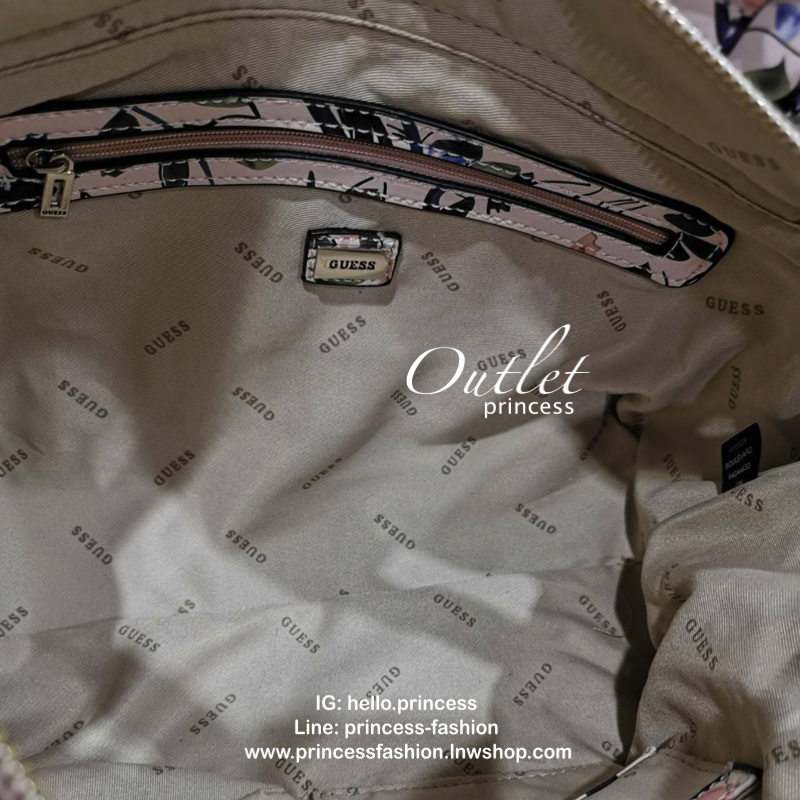 GUESS WOMAN CROSS BODY BAG กระเป๋าถือ/สะพายรุ่นใหม่ล่าสุดจาก GUESS FACTORY หนังสวยอยู่ทรงขนาดกำลังดี น้ำหนักเบา ด้านหน้าประดับโลโก้แบรนด์เปิดปิดด้วยซิปสะดวกใช้ ด้านข้างมีกระดุมปรับขยาย ภายในมีโลโก้ ช่องซิปและช่องใส่ของ ซับในพิมพ์แบรนด์ ใส่กระเป๋าสตางค์ มื