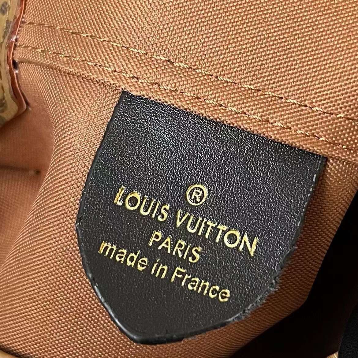 LV Atlantis BB Monogram Reverse กระเป๋าถือแคนวาสแต่งขอบหนังสีเข้มประดับเนมแท็ก LV เกรดออริ สลับแท้ 1:1 ใช้ต่างประเทศได้