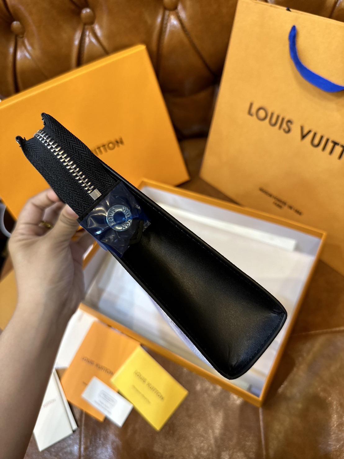 พร้อมส่ง 15 แบบ LV Pochette Voyage MM / LV Clutch กระเป๋าถือทรงคลัช ทรงพอช เกรดออริ สลับแท้ 1:1 ใช้ต่างประเทศได้ ใช้ได้ทั้งชายหญิง