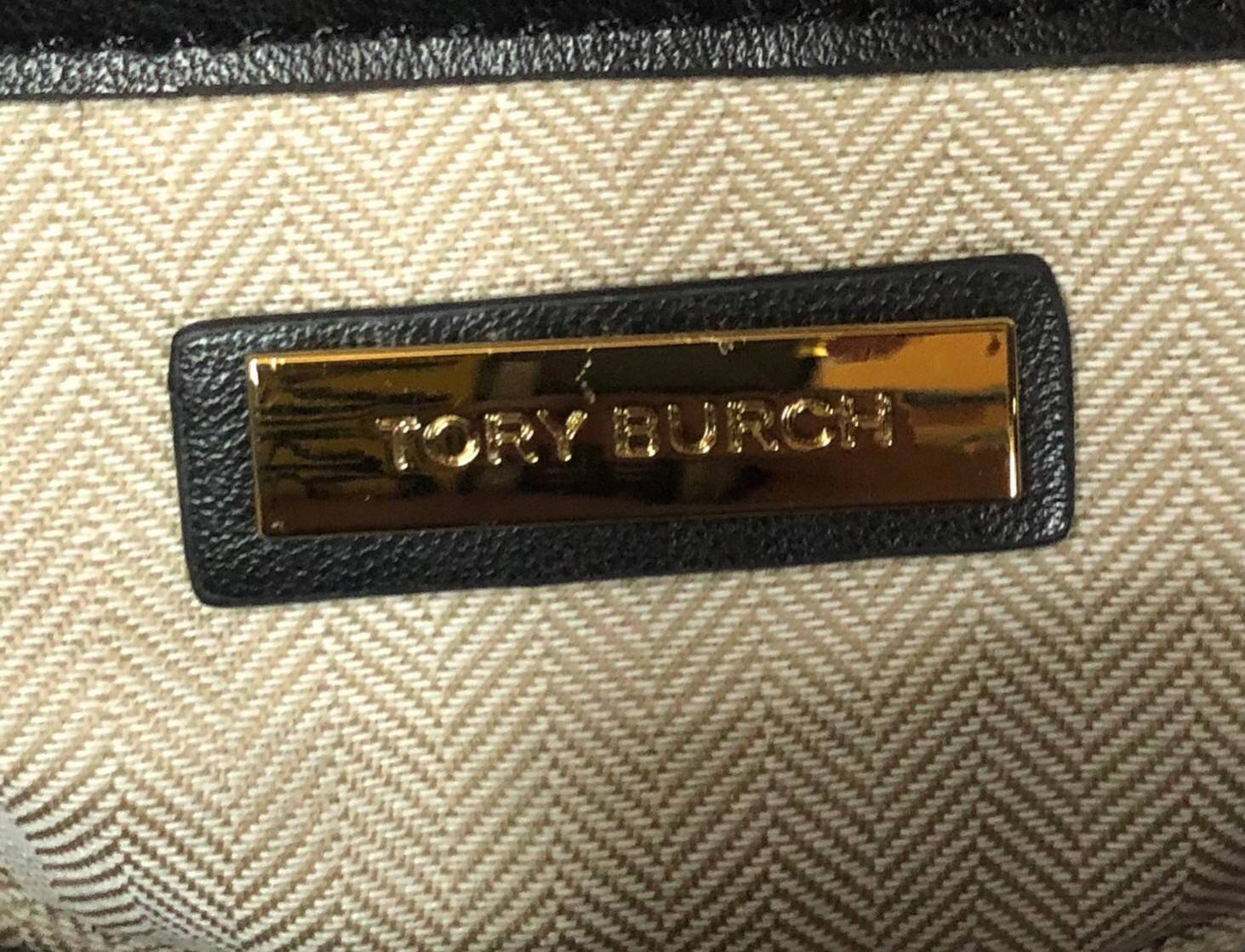 TORY BURCH KIRA CHEVRON SMALL FLAP SHOULDER BAG รุ่นใหม่ พร้อมสีใหม่ มาให้จับจองแบบไม่ต้องรอพรีฯ กระเป๋าสะพาย ขนาดกะทัดรัด ไซส์สะพายคล่องตัว หรือจะคล้องไหล่ หรูๆ ลูกคุณหนูไปอีก สีผู้ดีมากๆ ดีไซน์รูปทรงคลาสสิคเฉพาะตัว วัสดุหนังแกะ สัมผัสนิ่ม เปิด-ปิดด้วยกร