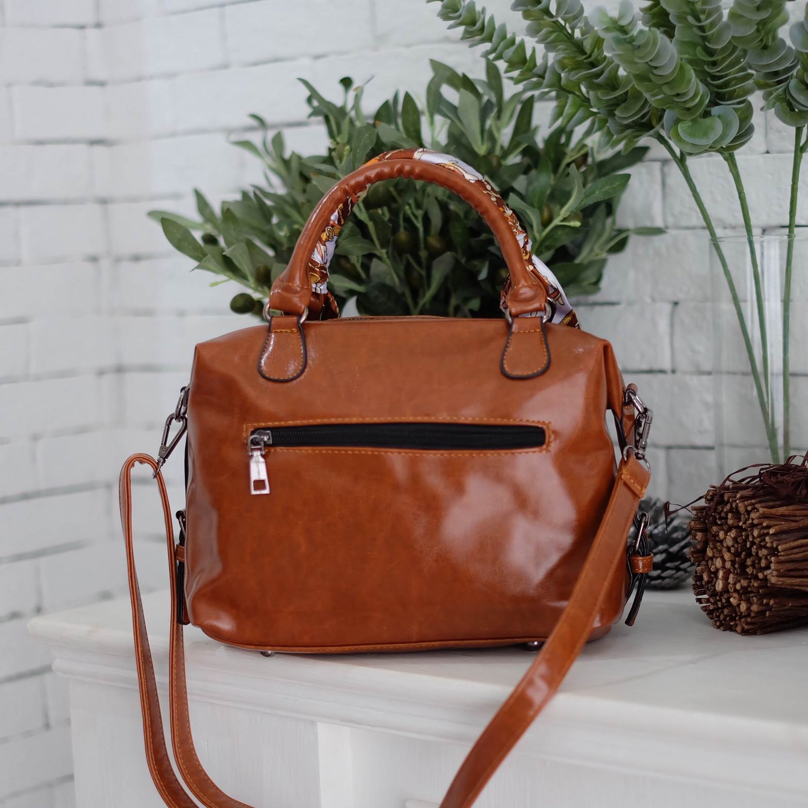 ทรงสวยมาก ห้ามพลาดเลยค๊า รุ่นใหม่จาก แบรนด์ PARFOIS หนังสวย ขนาดกะลังดี ด้านข้างเก็บทรงทำให้กระเป๋าดีไซด์ ไม่ซ้ำใคร แถมภายในมีช่องเก็บของหลายช่องแยกเก็บได้หลายช่อง แนะนำเลยคะใบนี้ ดีงามแน่นอน ขนาด 21x 22x 12 cm. สายยาว 60 ปรับได้ free size คะ