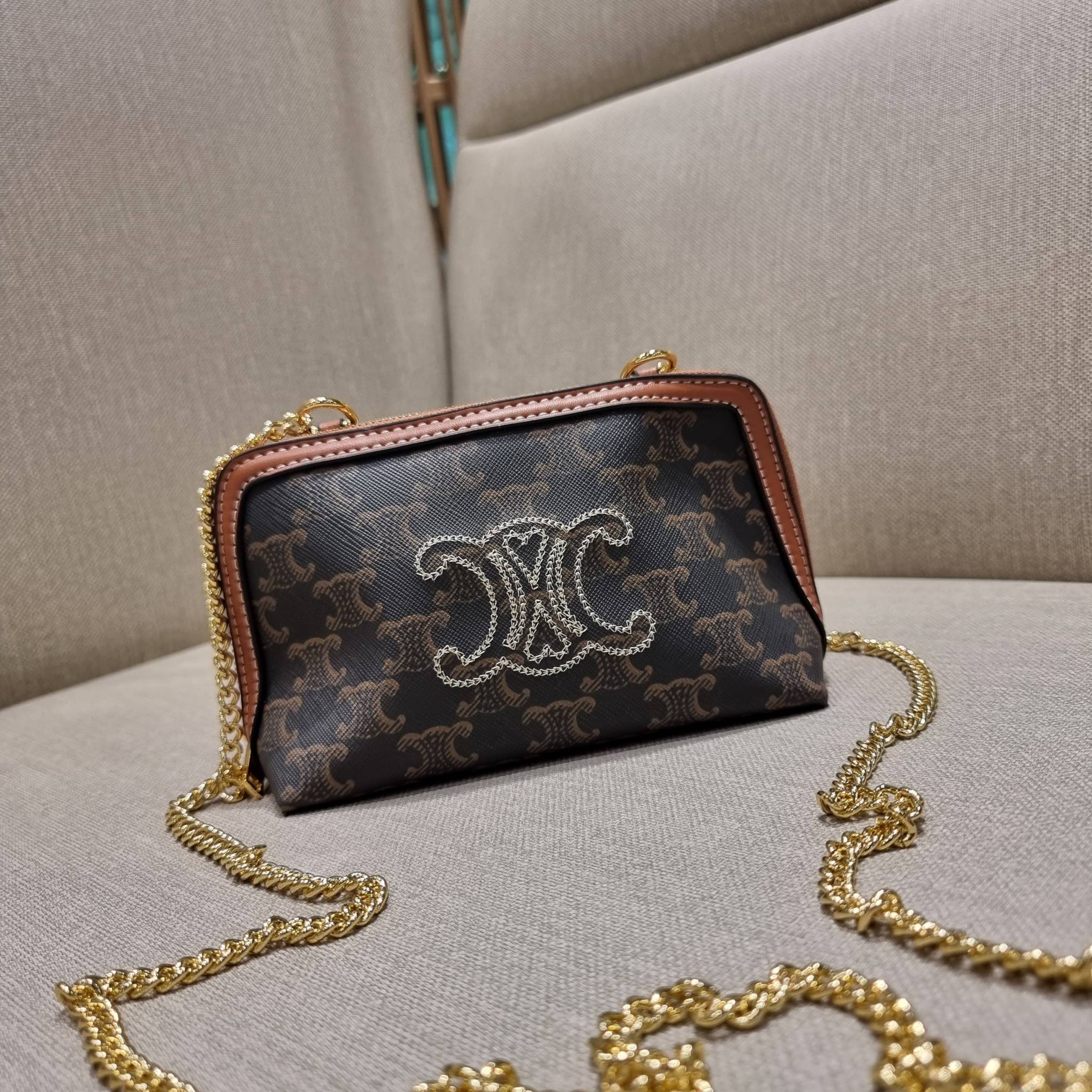 CELINE CLUTCH WITH CHAIN IN TRIOMPHE CANVAS WITH TRIOMPHE HEART EMBROIDERY กระเป๋าสะพายกึ่งคลัทช์ มินิไซส์ เอาใจสาวๆสายสะดวก!! พกพาง่าย สะพายกำลังสวย วัสดุหนังแคนวาส ดีไซน์ใหม่ โลโก้ลายปัก ดีเทลเดินด้ายรูปหัวใจ คิ้วท์ไปอี้ก!! เปิด-ปิดด้วยซิป ภายในโล่ง ใส่