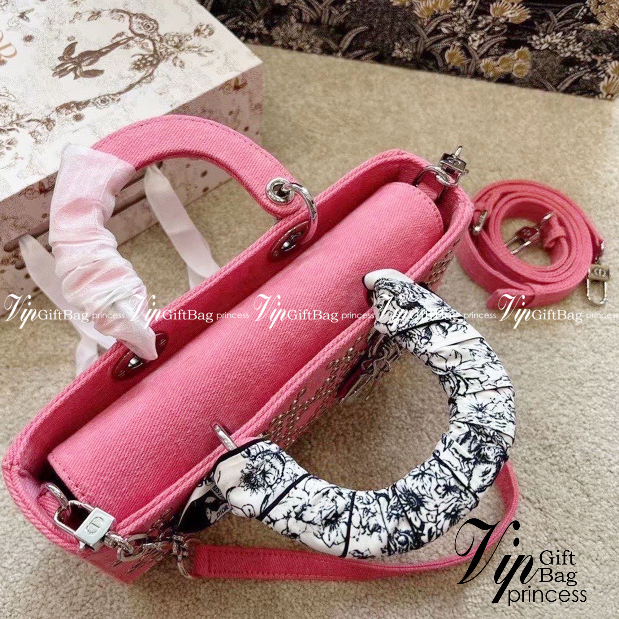 DIOR D-Joy Bag Cannage Denim / Dior Lady Bag กระเป๋าสะพายดิออร์ใบนี้คือราชนิกุลมากแม่ความเลดี้ดิออร์ที่เกินต้าน งานชนช้อปปังสุด ถือสลับแท้ไม่โป๊ะแน่นอน ราคาเบาสุด ภาพถ่ายจากงานจริง สวยเหมือนในรูป พร้อมส่งที่ไทย