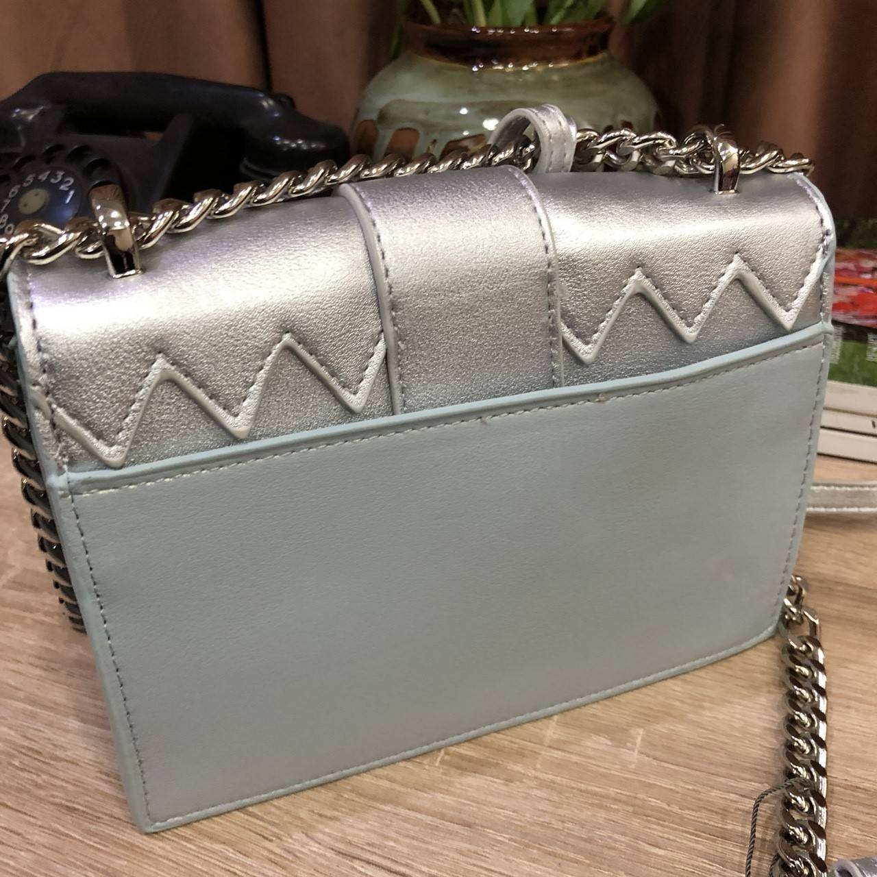 Charles&kieth chevron detail textured slingbag 2017 กระเป๋าหนัง PU ขนาดมินิหนังเนื้อเรียบ ดีไซน์เก๋ ด้านหน้ามีแทคห้อยแบรนด์ เย็บซิกแซกเก๋ มาด้วยสี 2 tone มีตัวล็อคหน้าแบบเข็มขัด ปั๊มแบรนด์บนโลหะ สายสะพายโซ่คั่นหนังรองบ่า ภายในมี 2 ช่อง มีช่องซิปเล็ก เปิดป