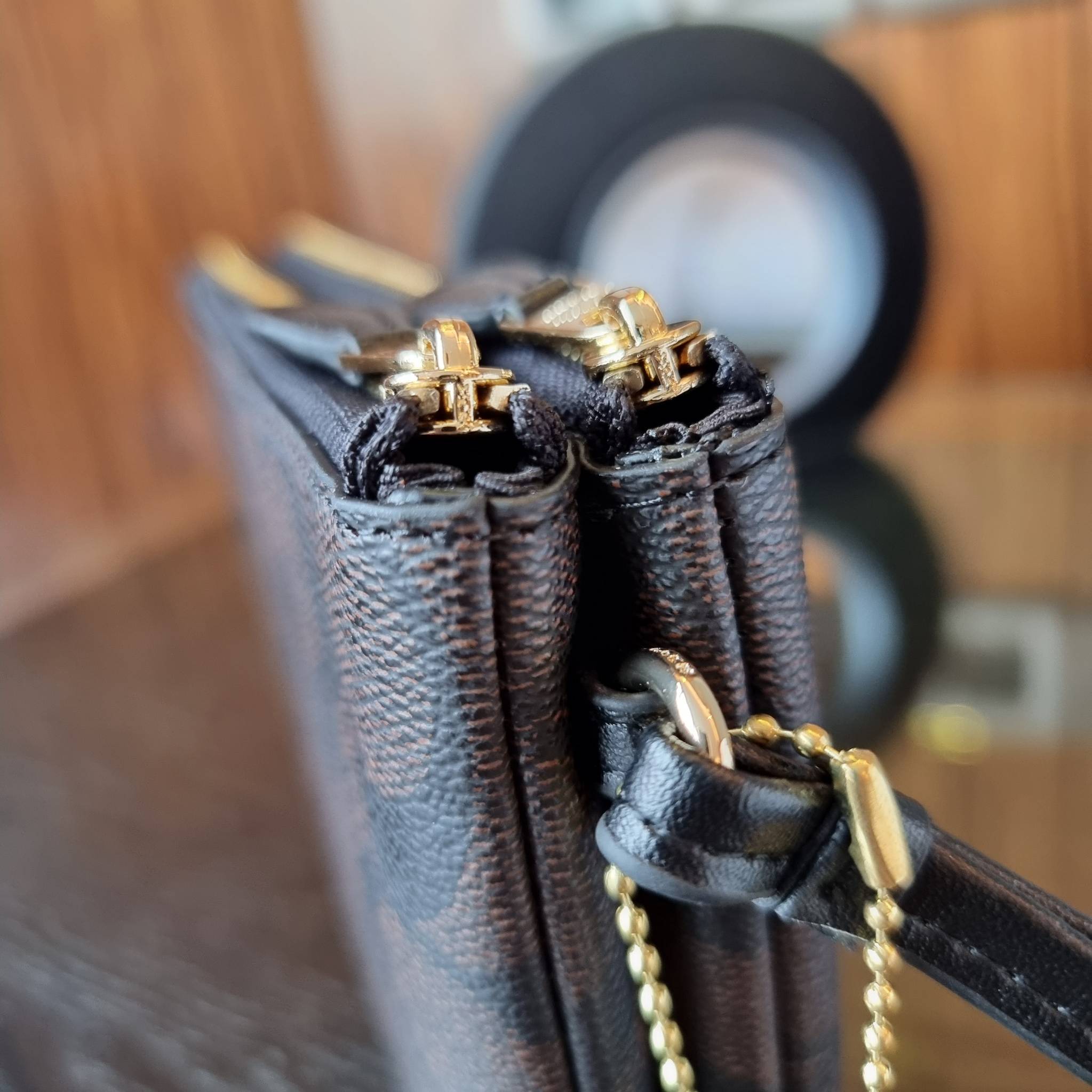 COACH F54057 DOUBLE ZIP WALLET IN SIGNATURE กระเป๋าคล้องมือ size L ใบนี้ใส่มือถือได้ทุกรุ่น ขนาดกำลังดี พกพาสะดวกมากๆ วัสดุหนังสังเคราะห์ ภายในเป็นผ้าสีสวยคม ใส่ธนบัตร ใส่บัตรได้เยอะ ใส่มือถือได้สบายๆทุกรุ่น ตอบโจทย์สาวๆที่ไม่ชอบพกเยอะวุ่นวายจ้า ใบนี้เอาอ