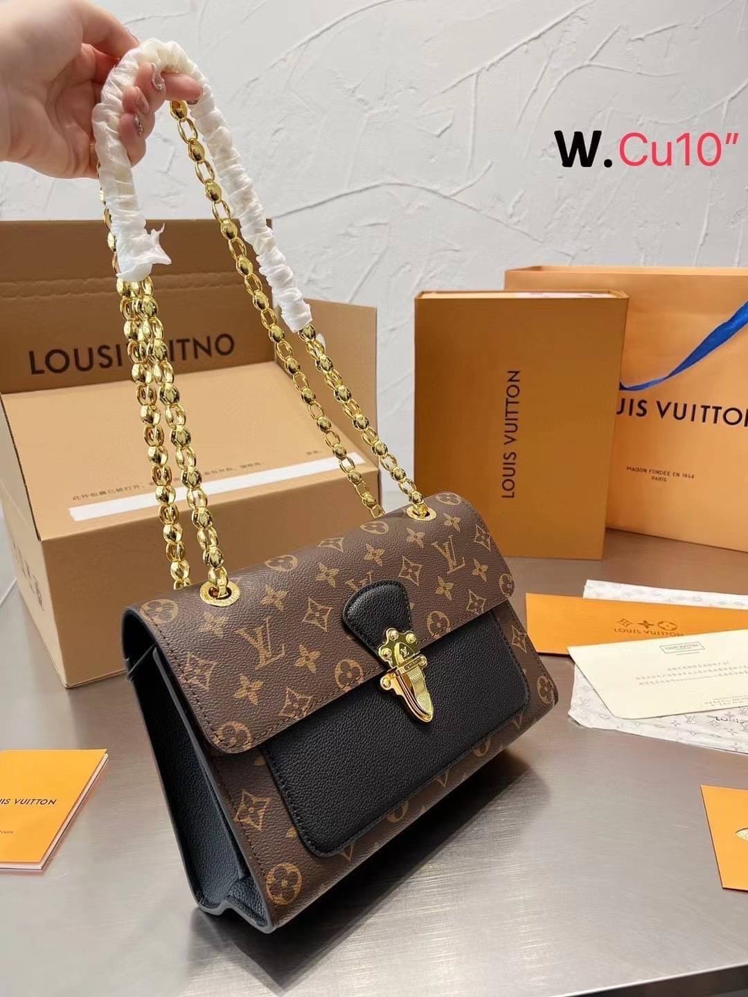 LV VICTOIRE Monogram กระเป๋าสะพายไอเท็มนำแฟชั่นที่น่าดึงดูดใจ ทรงกะทัดรัดและใช้งานได้สะดวก หนังแคนวาสอย่างดี ลาย Monogram เปิด-ปิดแบบกดล็อคอะไหล่สีทองสวยงาม ภายในมี3ช่องกว้างสามารถใช้งานได้หลากหลายและจุของได้มากมายเกินคาดนะคะ