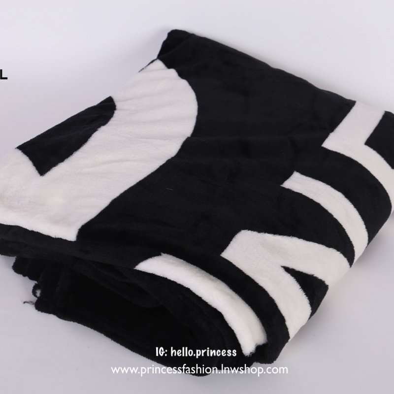 Chanel Blanket ต้อนรับหน้าหนาวนี้!!! กับผ้าห่ม Chanel ขนาดพกพา เนื้อผ้าขนสำลีหนานุ่ม ทูโทนขาวดำคลาสสิก ทรงสี่เหลี่ยมผืนผ้า เนื้อผ้านิ่ม ใช้เป็นผ้าห่มหรือผ้าคลุมเตียง คลุมเบาะก็ได้ค่ะ รีบจับจองกันเลยนะคะ