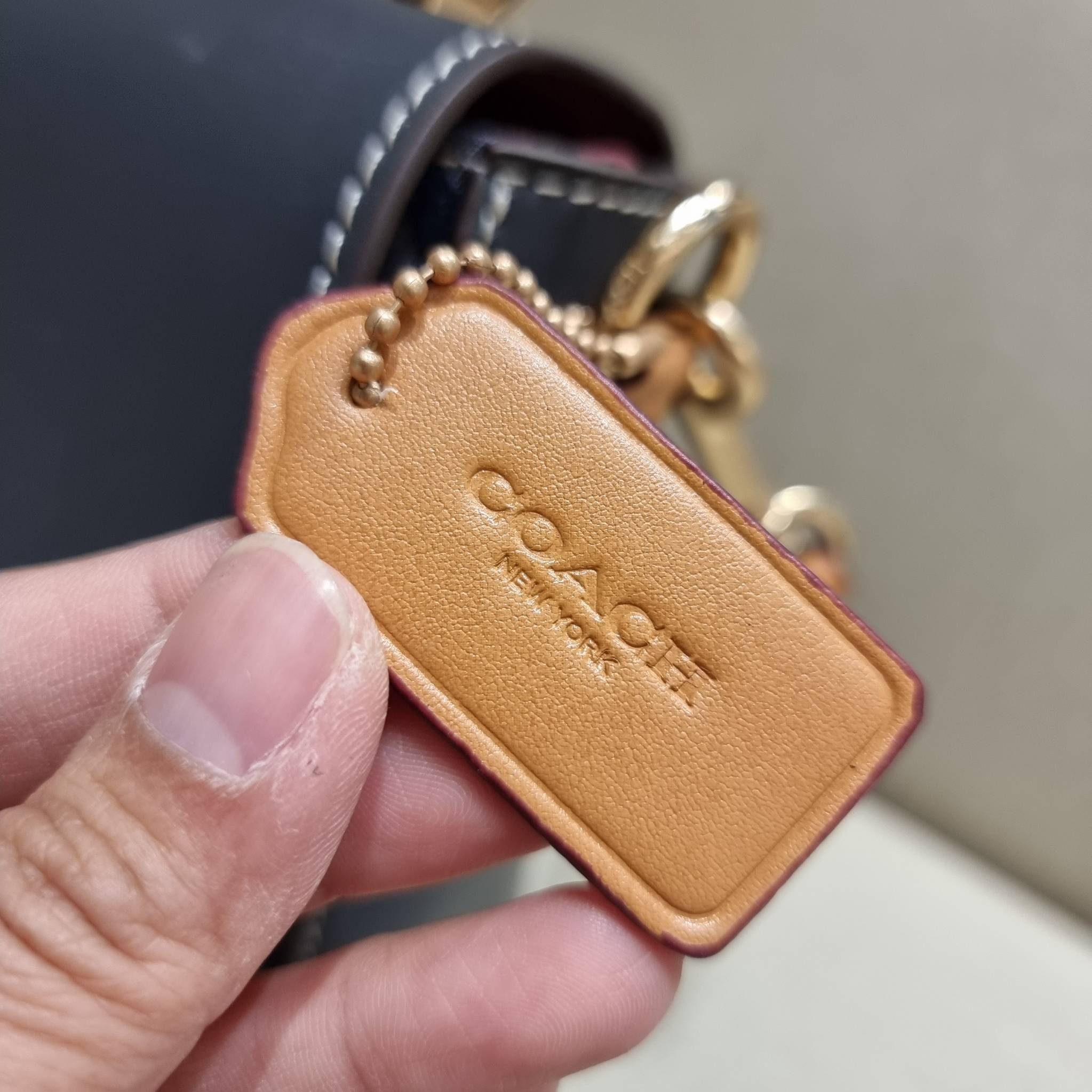 COACH C4921 MARLIE TOP HANDLE SATCHEL IN SIGNATURE CHAMBRAY กระเป๋าถือ/สะพายข้าง มีดีไซน์ยูนีค โดดเด่น ตกแต่งโลโก้ด้านข้างอะไหล่ทอง วัสดุผ้าแชมเบรย์ ทอเส้นลายสวย เปิด-ปิดด้วยตัวล็อคแน่นหนา ภายในเป็นช่องโล่ง ใส่ของได้ครบครัน มาพร้อมหูจับในตัวและสายสะพายข้า