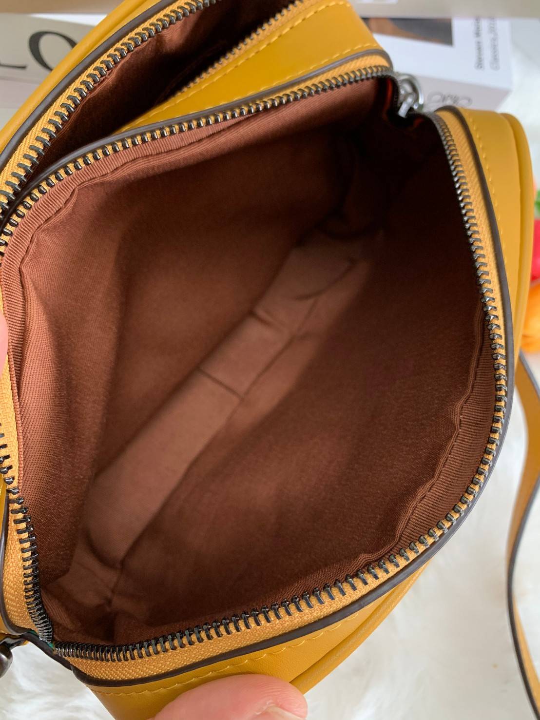 COACH C1569 JES CROSSBODY WITH LINEAR QUILTING ใหม่ล่าสุด!! กระเป๋าสะพายข้าง รุ่น 2 ซิป ใบใหญ่จุใจ ดีไซน์ใหม่ เพิ่มลูกเล่นให้ดูหรูหรายิ่งขึ้น วัสดุหนังสังเคราะห์บุเป็นลายเส้นสวยงาม เปิด-ปิดด้วยซิป 2 ช่องหลัก ใช้งานง่าย ทรงสวยมากๆรุ่นนี้ มาพร้อมสายสะพาย cr