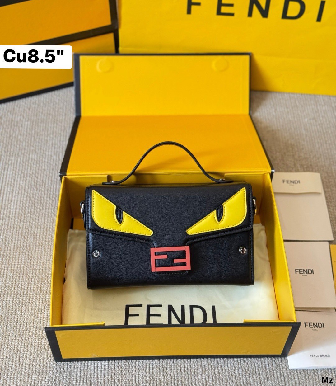 FENDI Baguette Soft Trunk Bag กระเป๋าสะพายทรงกล่อง ไอเท็มสุดเท่ ผสมผสานความทันสมัย รูปทรงกล่องสัดส่วนสวยลงตัว โดดเด่นชวนมอง