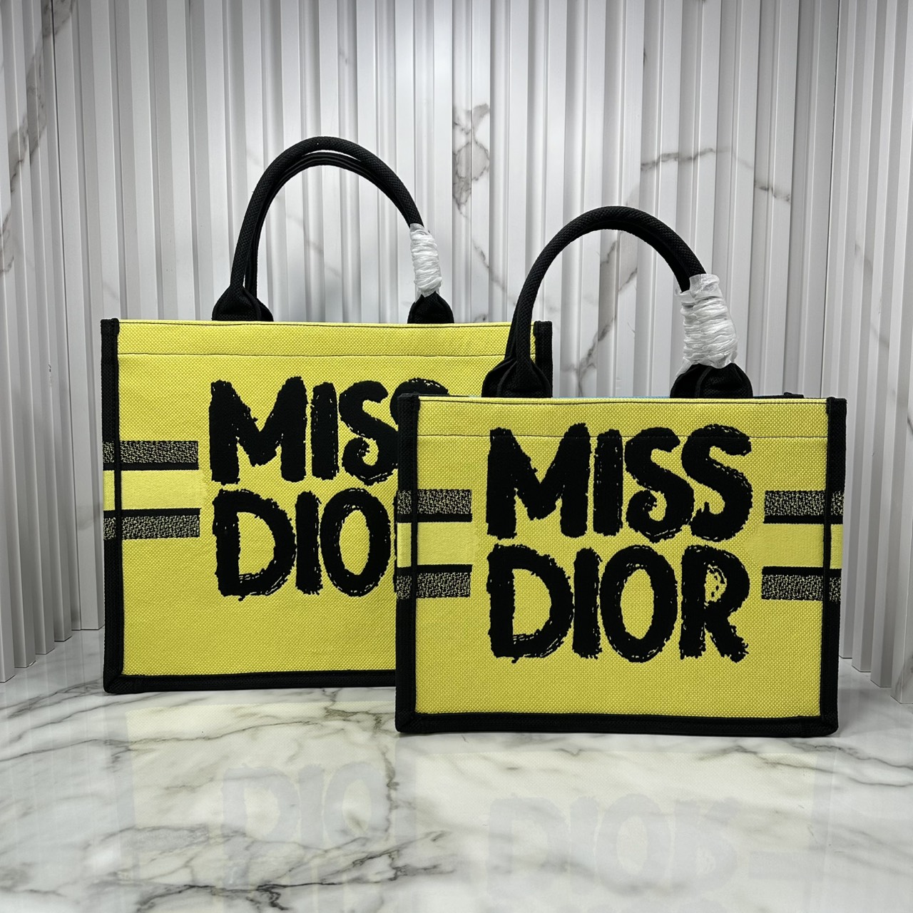 ORI หนังแท้ | ORI หนังแท้ | Dior BookTote Yellow-Blue Miss Dior Embroidery Tote Bag กระเป๋าทรงโท้ทคอลใหม่ โทนสีสดใสคลาสสิก สวยงามและหรูหรา