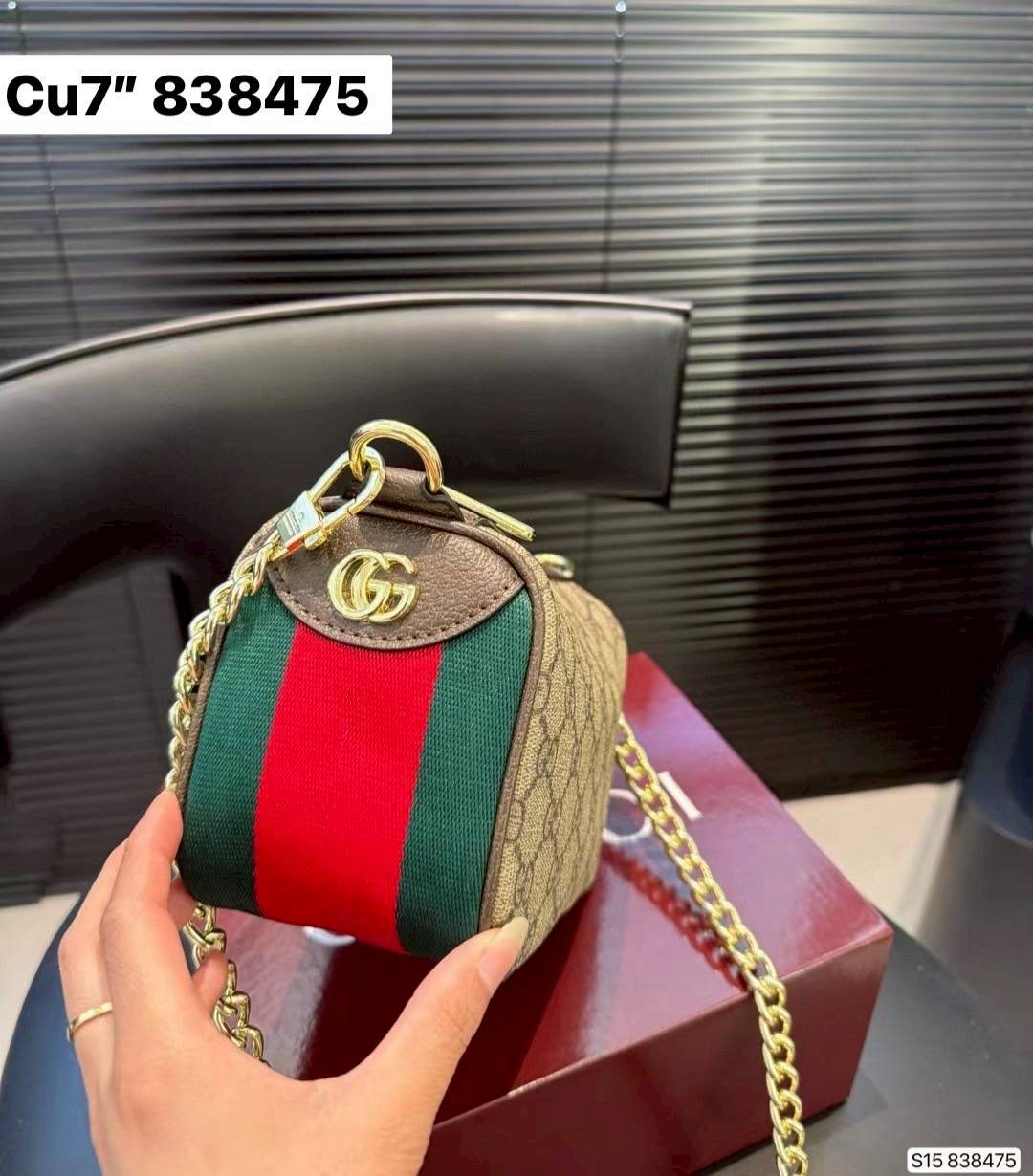 Gucci Ophidia mini bag on Chain shoulder strap กระเป๋าทรงสะพายใบเล็กดีไซน์ใหม่ น่ารักน่าใช้ สวยคลาสสิค โดดเด่นด้วยแถบสีเขียวแดงข้างและฐานกระเป๋า มาพร้อมสายโซ่พร้อมตะขอเกี่ยวเพื่อตัวเลือกในการเสริมสไตล์ที่หลากหลาย