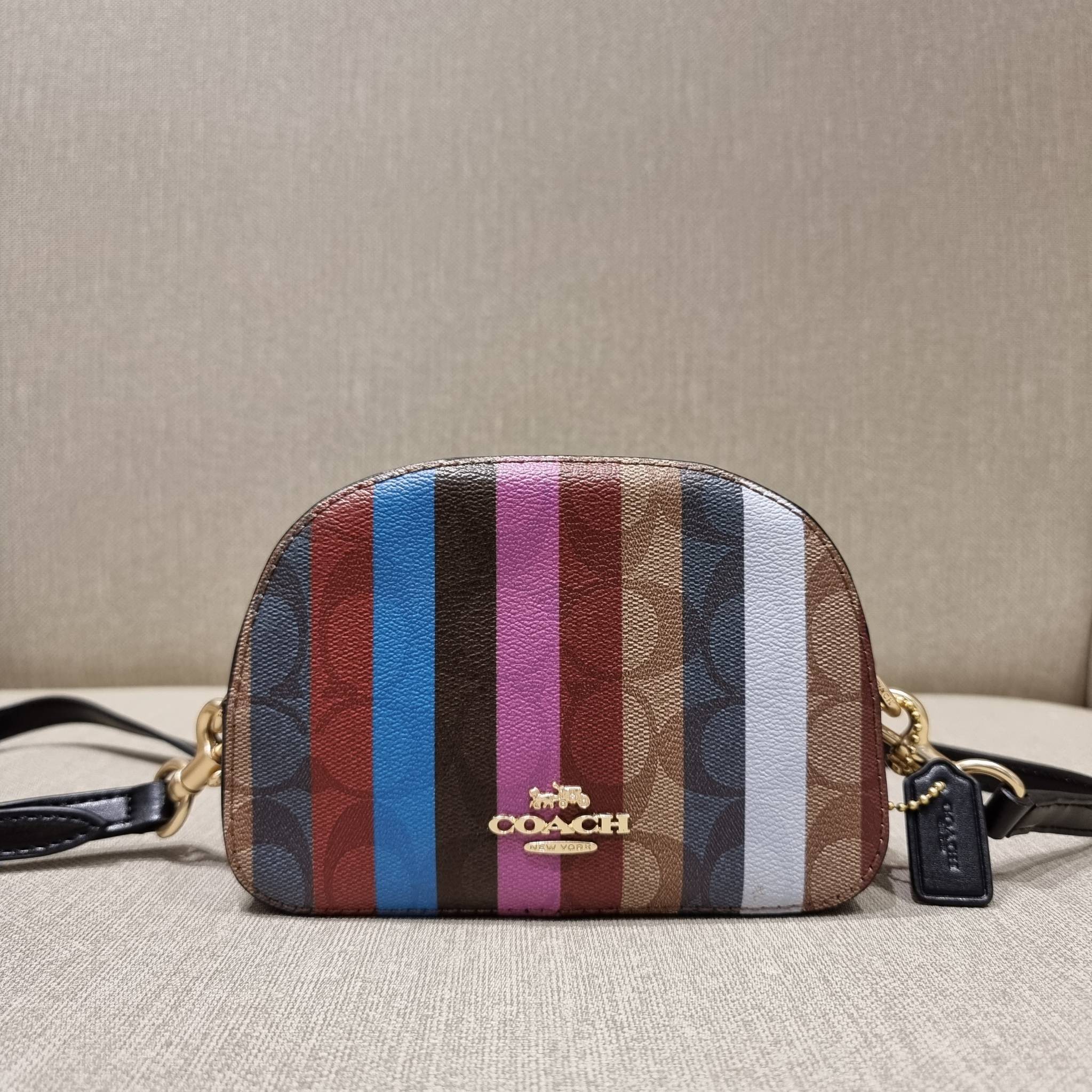 OUTLET 】COACH C5590 MINI SERENA CROSSBODY IN SIGNATURE CANVAS WITH STRIPE PRINT มาจ้าแม่ มาหนักๆอีกแล้ว กับคอลเลคชั่นที่ขายดี ขายหมด ไม่เคยพอจะขาย!! มินิเซเรนา ดีไซน์สดใส น่ารักน่าใช้ที่สุด วัสดุหนังแคนวาสเคลือบลาย เปิด-ปิดด้วยซิป สะดวกใช้ ภายในเป็นช่องโล