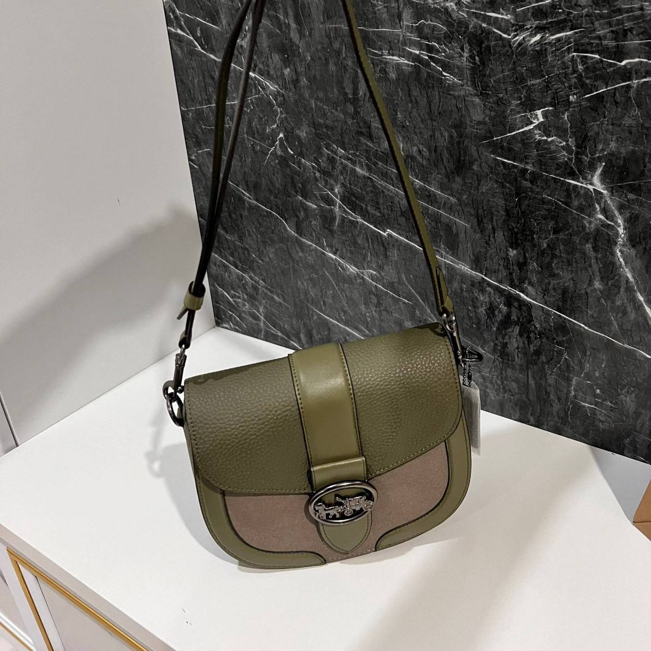 OUTLET 】COACH C2805 GEORGIE SADDLE BAG ใบงาม น้องน่ารัก สุดเรียบหรู เลยทีเดียว วัสดุหนังpebble ตัวกระเป๋าหนังแท้ ตรงกลางตัดกำมะหยี่เพิ่มความหรูหราอย่างลงตัว ภายในกระเป๋ามีช่องเอนกประสงค์กระดุมแป๊ก ซับในผ้า ด้านนอกกระเป๋าเปิด สายสะพายถอดปรับระดับ สำหรับสะพ