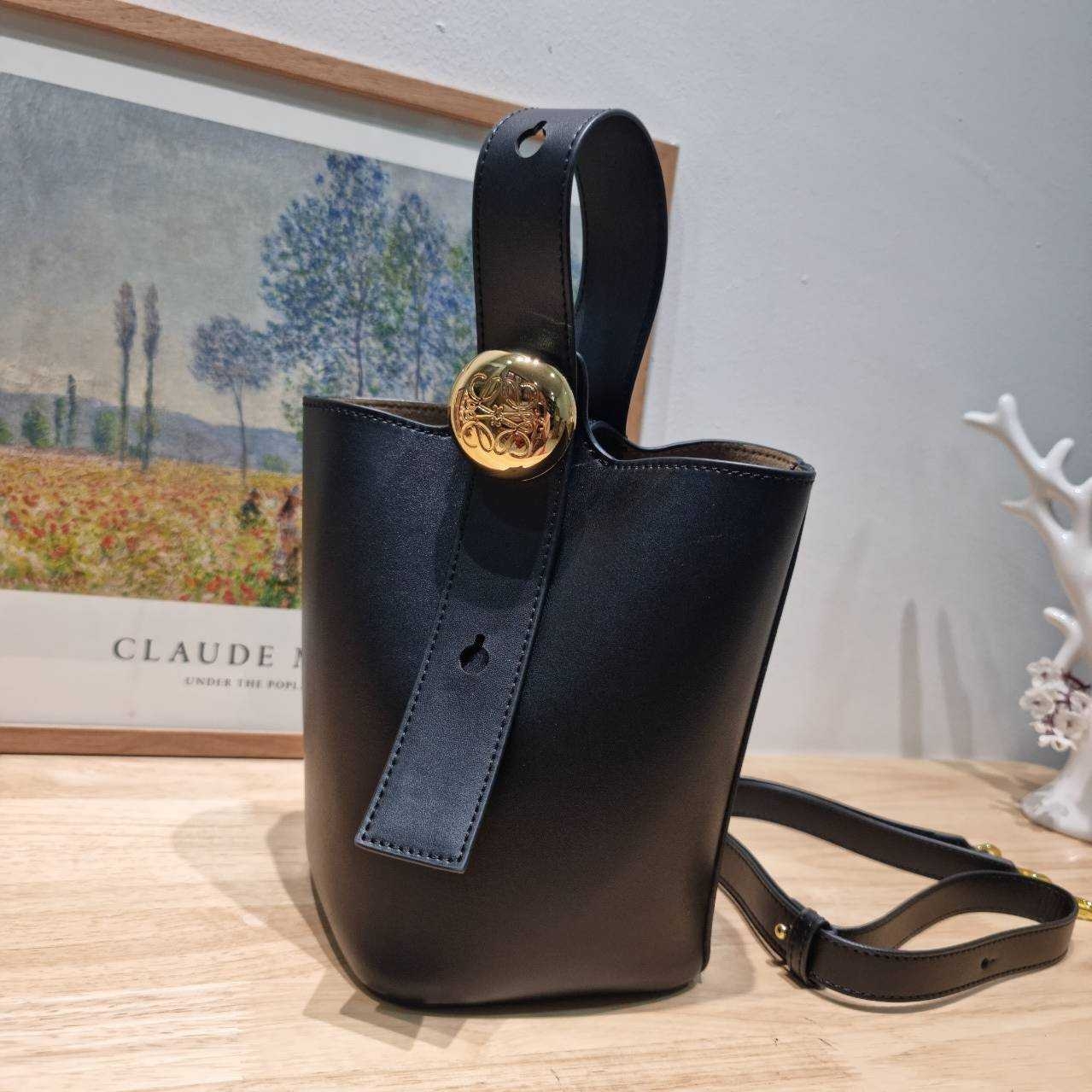 LOEWE MINI PEPBLE BUCKET IN MELLOW กระเป๋าทรงบัคเก็ต รูปทรงสวยใช้งานง่าย กิมมิคหรูหราสุดๆ