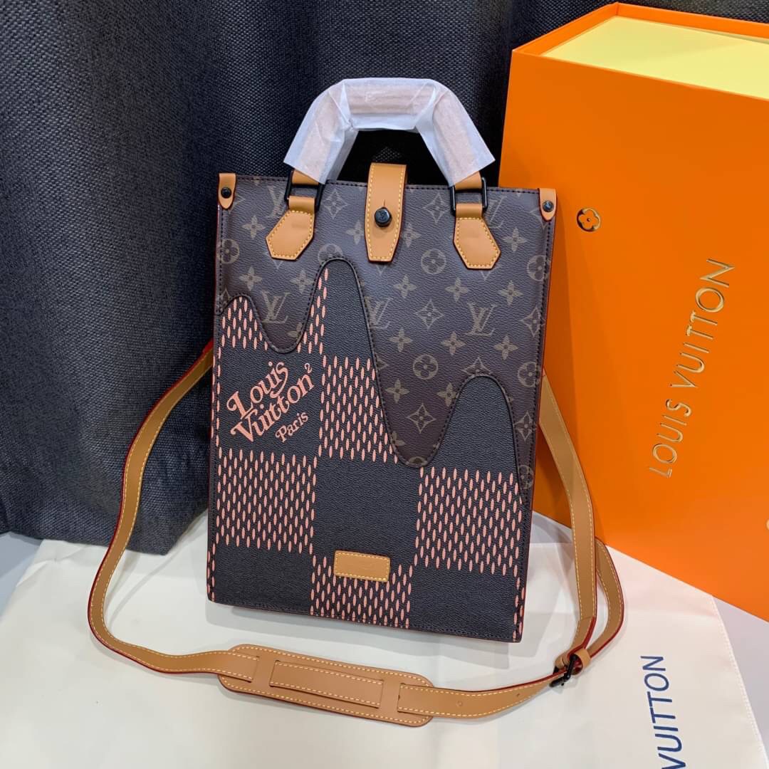 หนังแท้ LOUIS VUITTON MINI TOTE / LV MINI TOTE กระเป๋าทรงโท้ท โดดเด่นด้วยรายละเอียดของคลื่นใน Monogram เหมาะอย่างยิ่งสำหรับสิ่งของจำเป็น เช่น iPad โทรศัพท์ และสมุดโน้ต มีหูหิ้วแบบถอดได้สำหรับสะพายไหล่ ภาพสินค้าถ่ายจากงานขายจริง ใช้งานต่างประเทศได้
