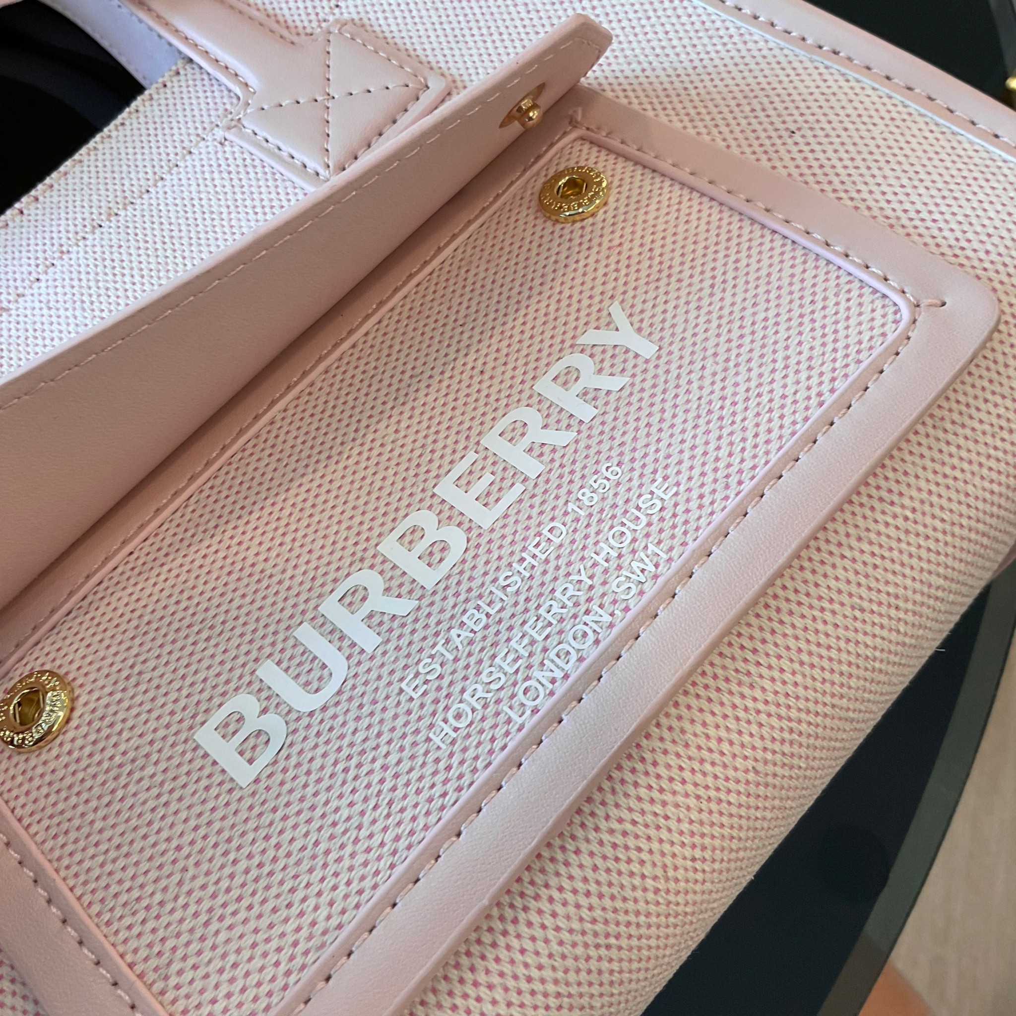 BURBERRY Mini Freya Tote in Bright Red/dusky Pink / BURBERRY FRAGRANCES MINI TOTE BAG ตัวกระเป๋าเป็นผ้าตัดหนัง Lambskin นิ่มสวยหรูดูดี สีสันพาสเทล💖🐻 **น่ารักมากๆ มีช่องกระเป๋าหน้าเล็กให้1ช่อง ภายในช่องหลักโล่งกว้าง