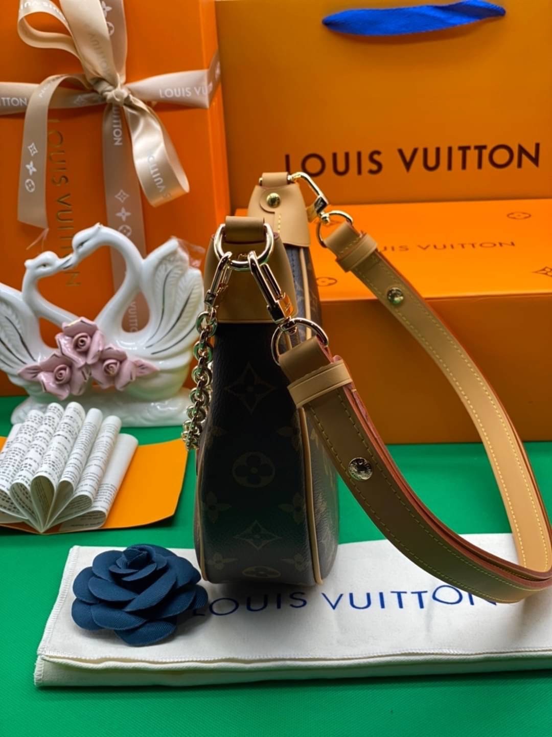 หนังแท้ LOUIS VUITTON LOOP BAG / LV MONOGRAM LOOP พร้อมส่งที่ไทย กระเป๋าสะพายรูปทรงกะทัดรัดและสายโซ่สำหรับสะพายไหล่ รวมถึงสายหนังแบบสะพายข้าง กระเป๋าซิปด้านหน้าปิดด้วยตัวดึงซิป LV Circle งานหนังแท้ทั้งใบ ออริจินอลเกรด ภาพสินค้าถ่ายจากงานขายจริง ใช้งานต่าง