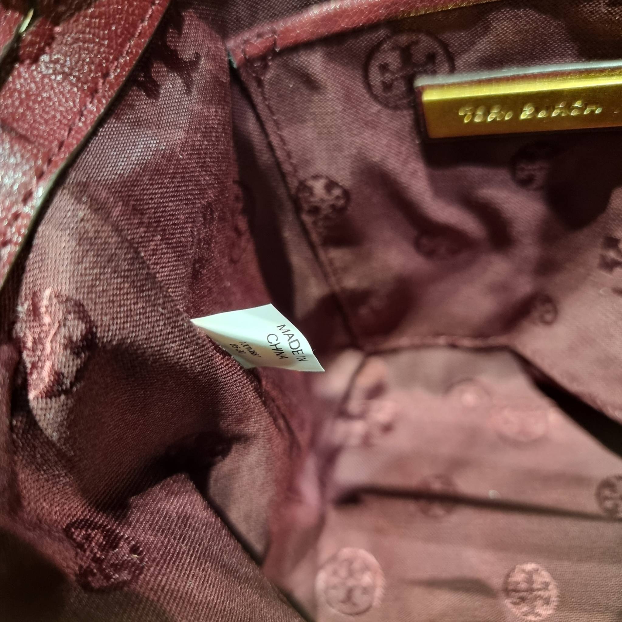 TORY BURCH WILLA MINI BUCKET BAG NEW ARRIVAL สุดปัง กระเป๋าสะพายทรงบัคเก็ต สวยผู้ดี โดดเด่นด้วยโลโก้สีทองดูหรู อัพลุคผู้ดี๊ผู้ดี วัสดุหนังแท้ ดีไซน์บุนวม เส้นคมดีเทลหรู เปิด-ปิดหนังรูดปากกระเป๋า มีหูหิ้วในตัว คล้องแขนเก๋ๆ ภายในเป็นช่องโล่ง มีช่องย่อย ใส่ข