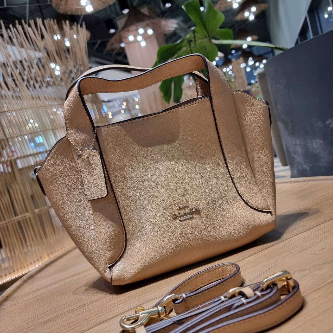 COACH 78800 HADLEY HOBO 21 ไอเท็มยอดนิยม คลาสสิคในทุกโอกาส กระเป๋าทรงโฮโบ ทรงสวยใช้งานได้ทุกลุค แมชท์ง่ายกับทุกสไตล์ วัสดุหนัง pepble เปิด-ปิดด้วยกระดุมแม่เหล็ก มีตะขอล็อคที่ปากกระเป๋าเพื่อปรับทรงใช้งานได้ ภายในโล่งกว้าง ใส่ได้ทุกอย่าง!! มีสายสะพายให้ หรื